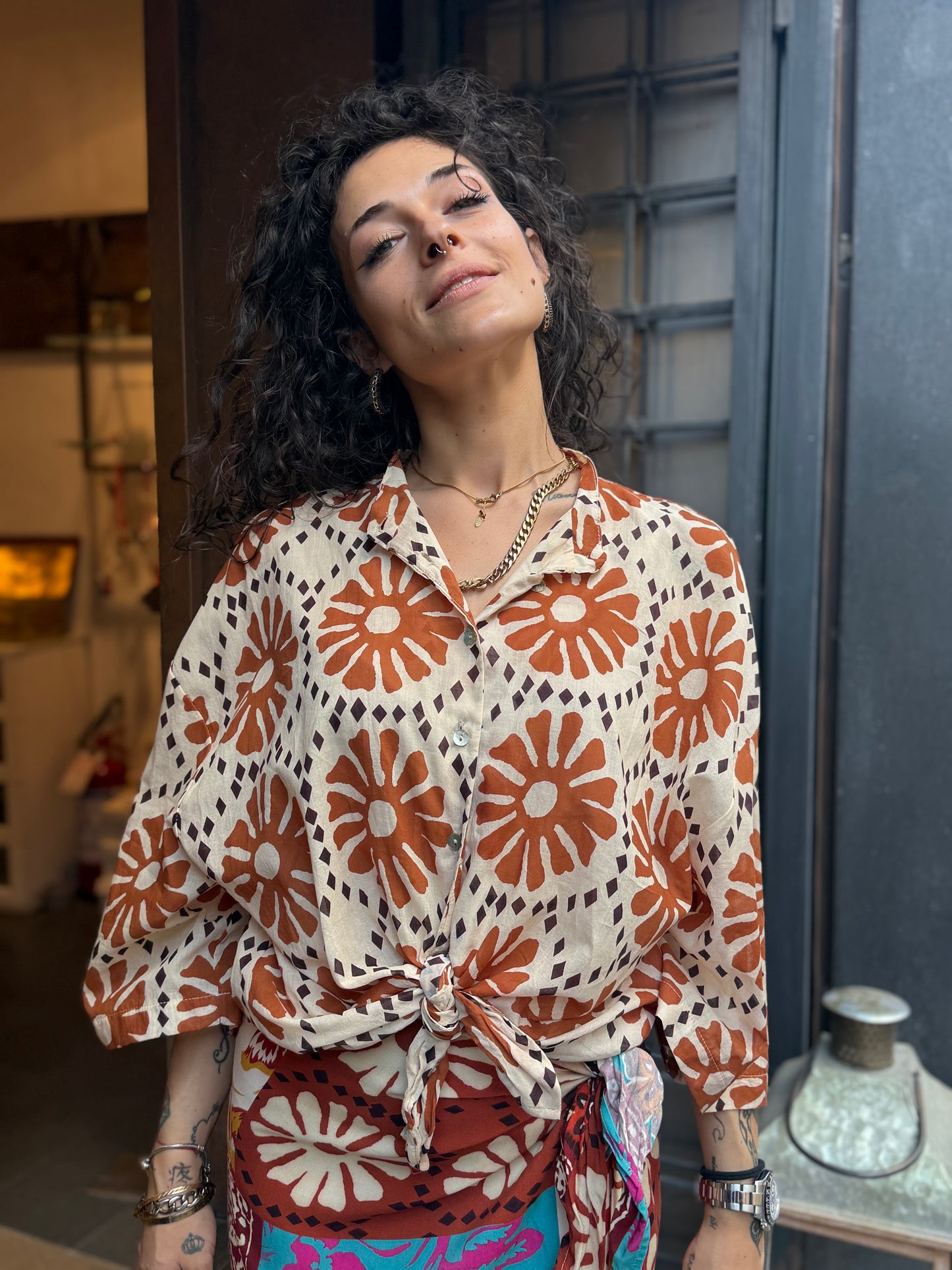 Tensione in camicia fantasia fiore MATTONE