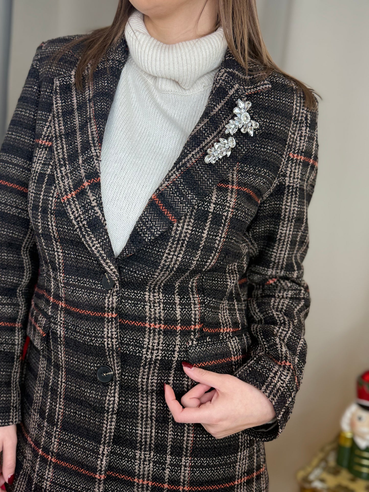 Tensione In giacca tartan con spilla MORO/ARANCIO