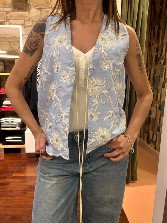 Tensione in Gilet con ricami e paillettes