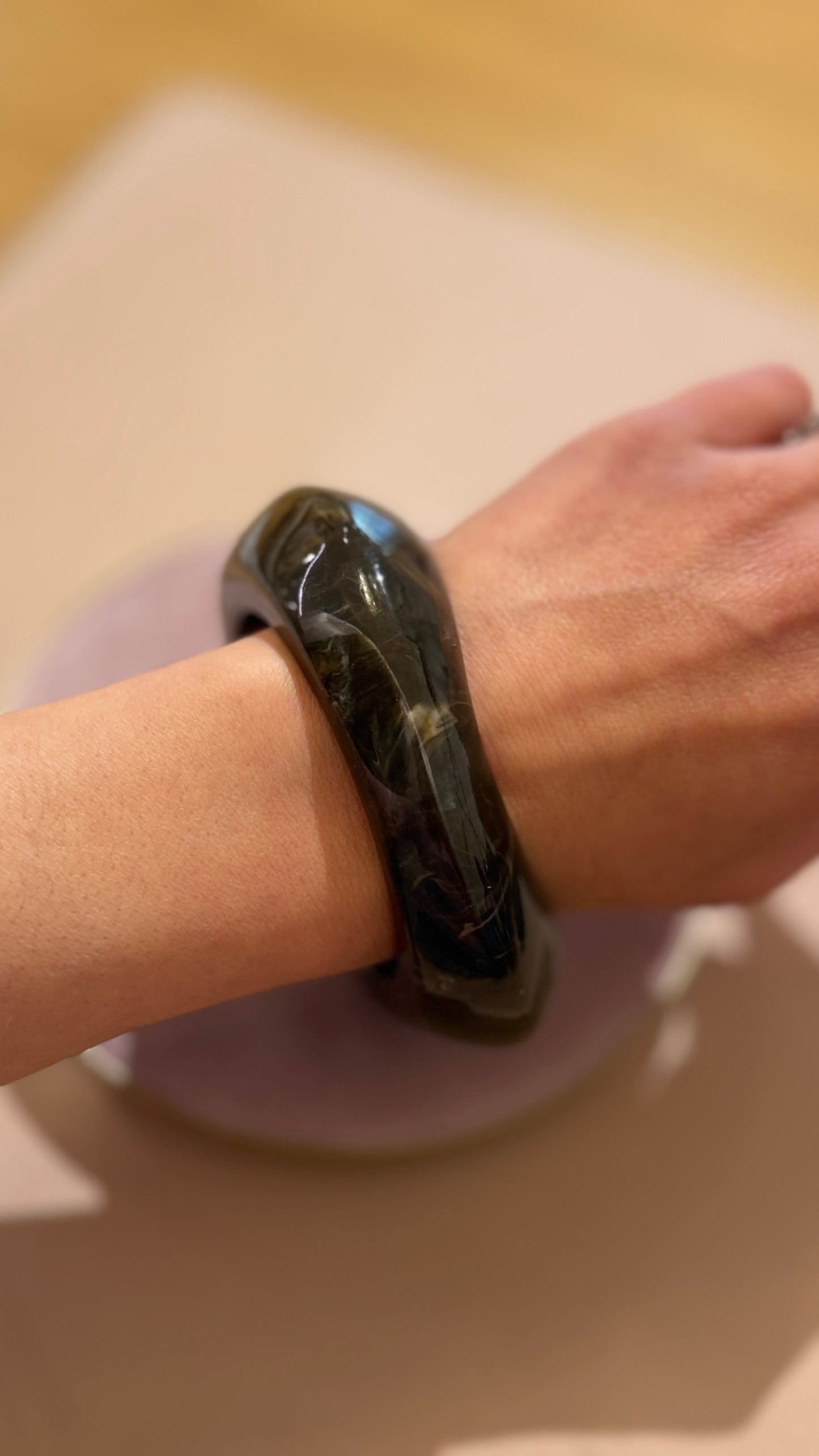 Bracciale rigido in resina bombato Moro