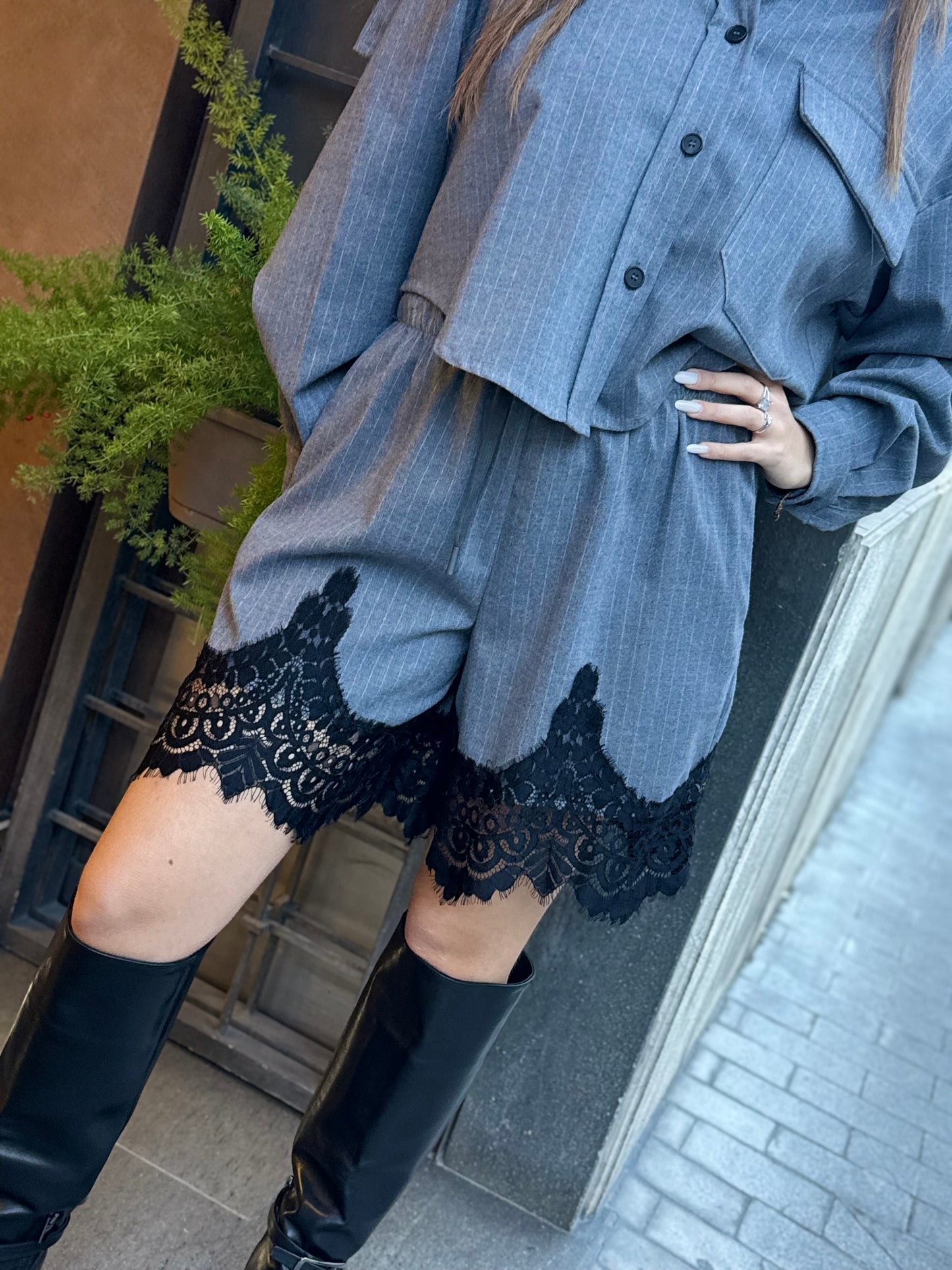 Tensione In Shorts gessato GRIGIO con pizzo