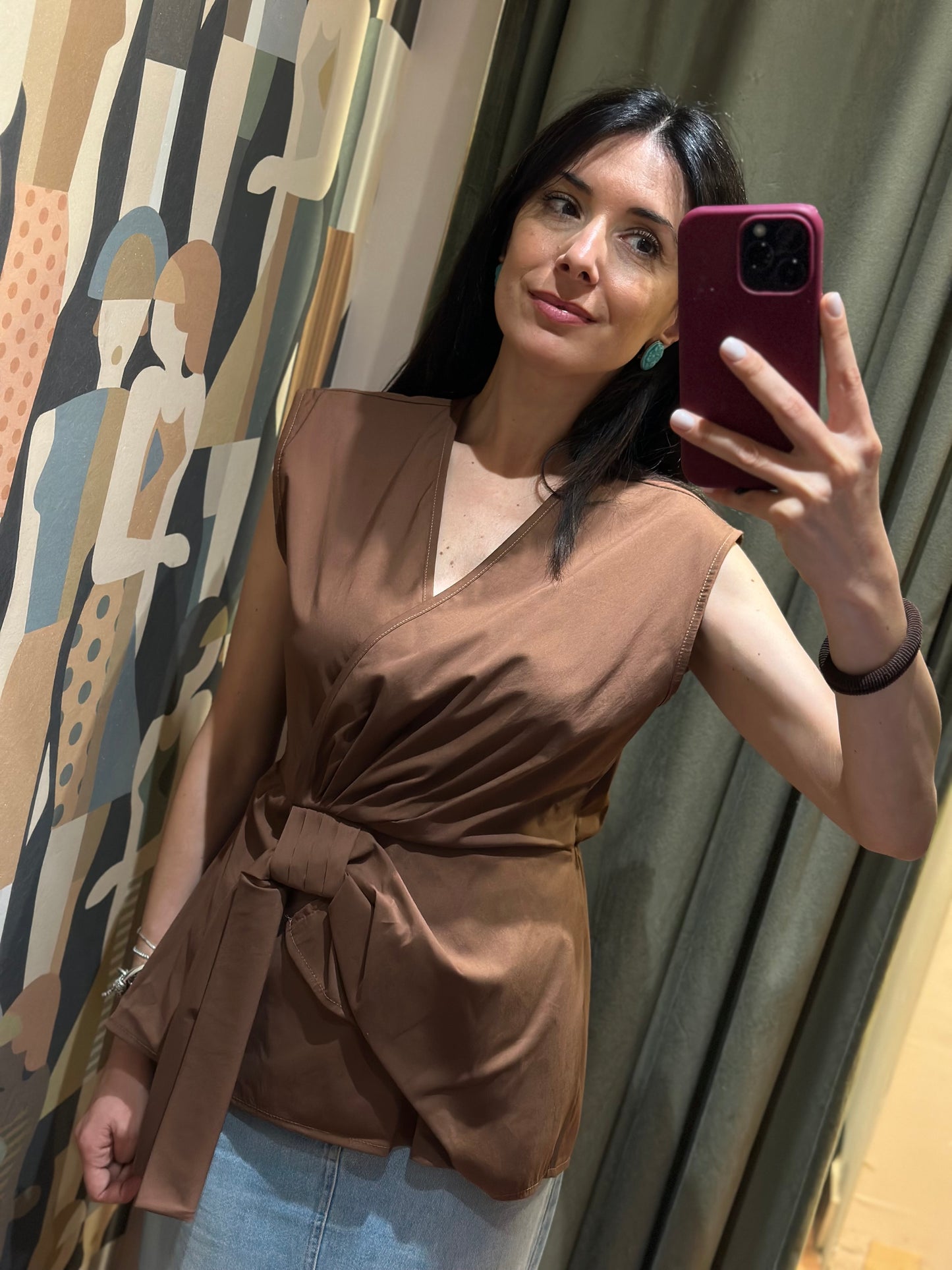 Top con nodo scollo a V (disponibile in più varianti colore)