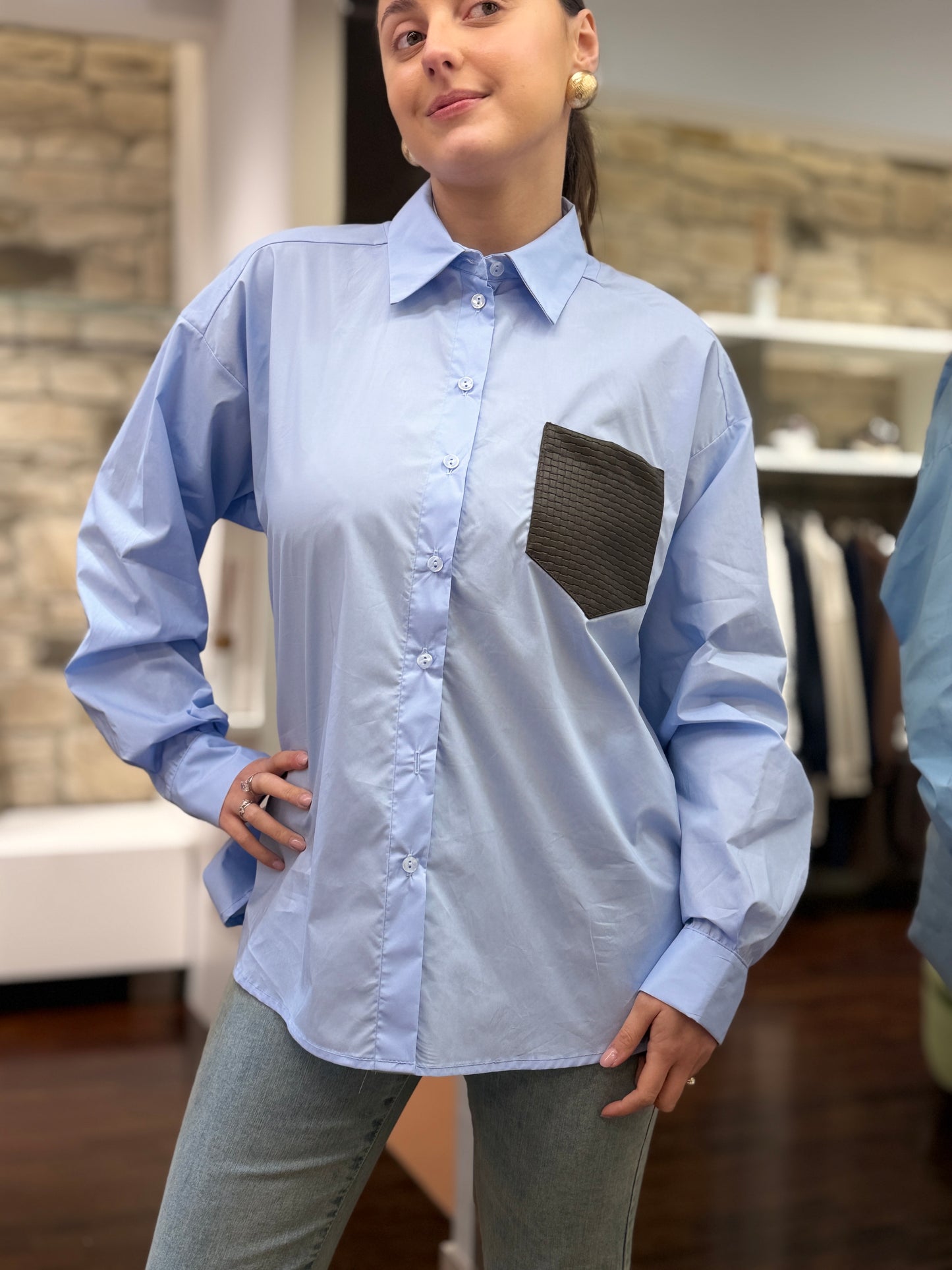 Tensione in camicia con tasca in ecopelle intrecciata CIELO/MORO