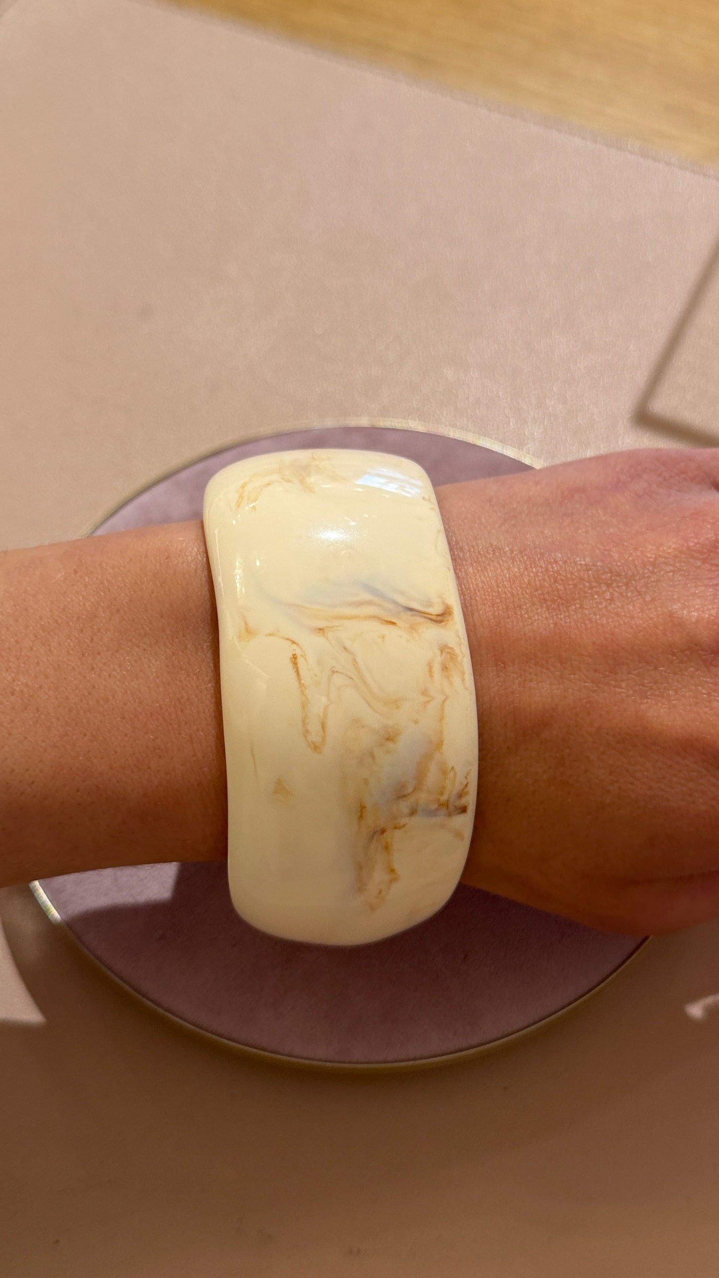 Bracciale rigido in resina avorio