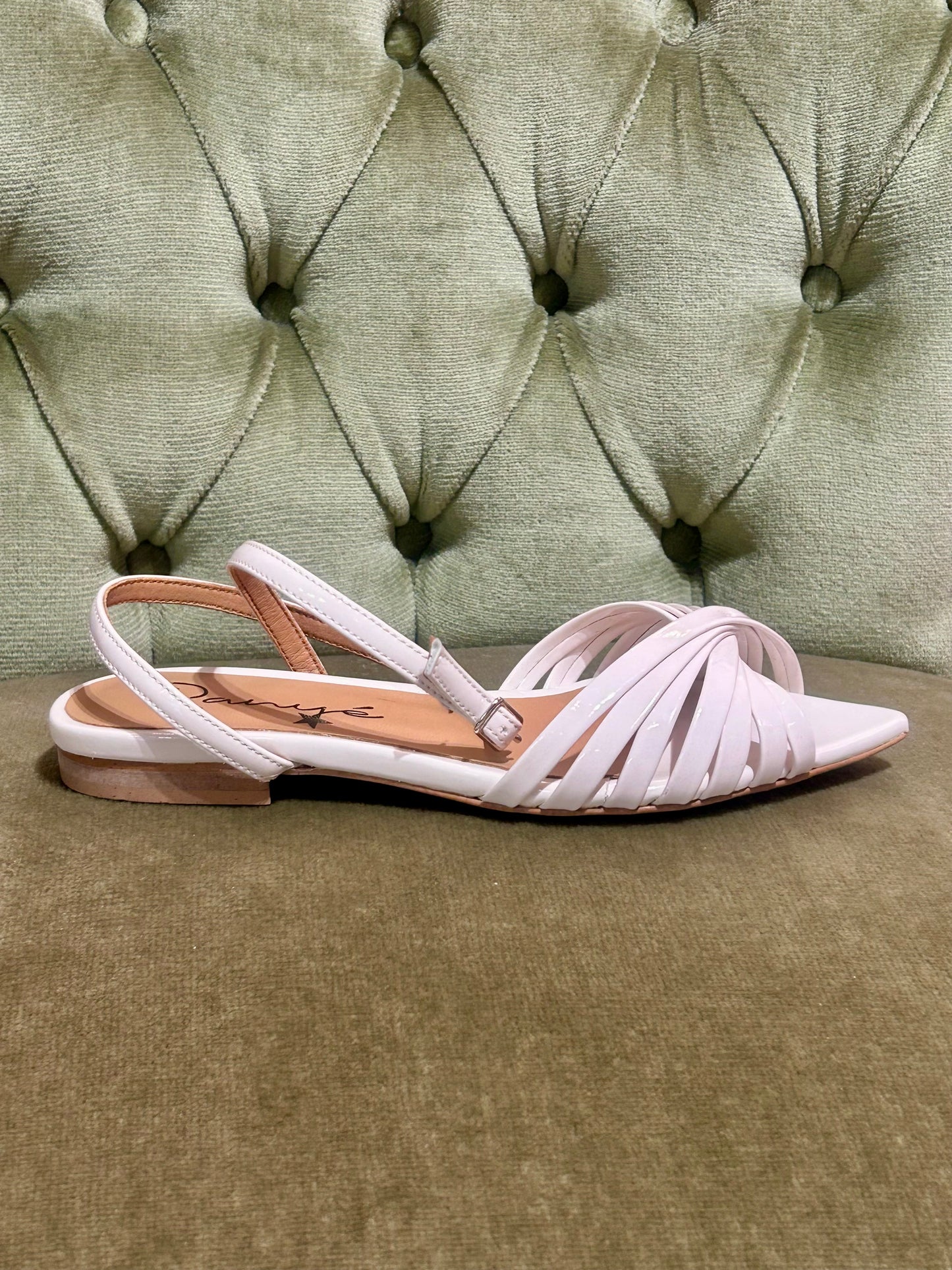 Ranyé sandalo flat a punta in vernice BURRO