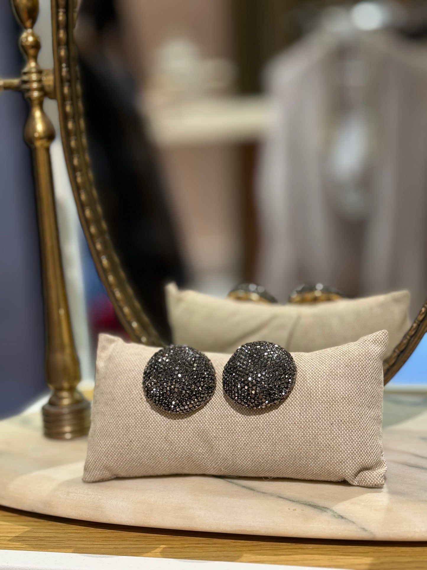 Orecchini bombati ORO con strass neri