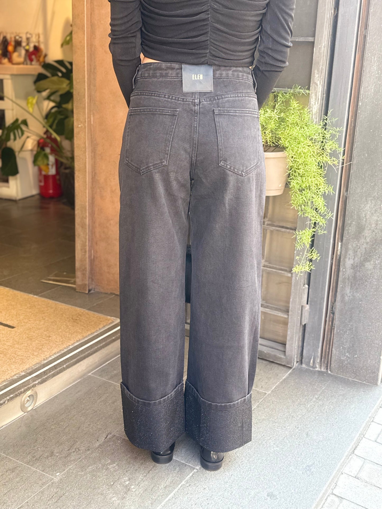 Eleh jeans nero con risvolto strass