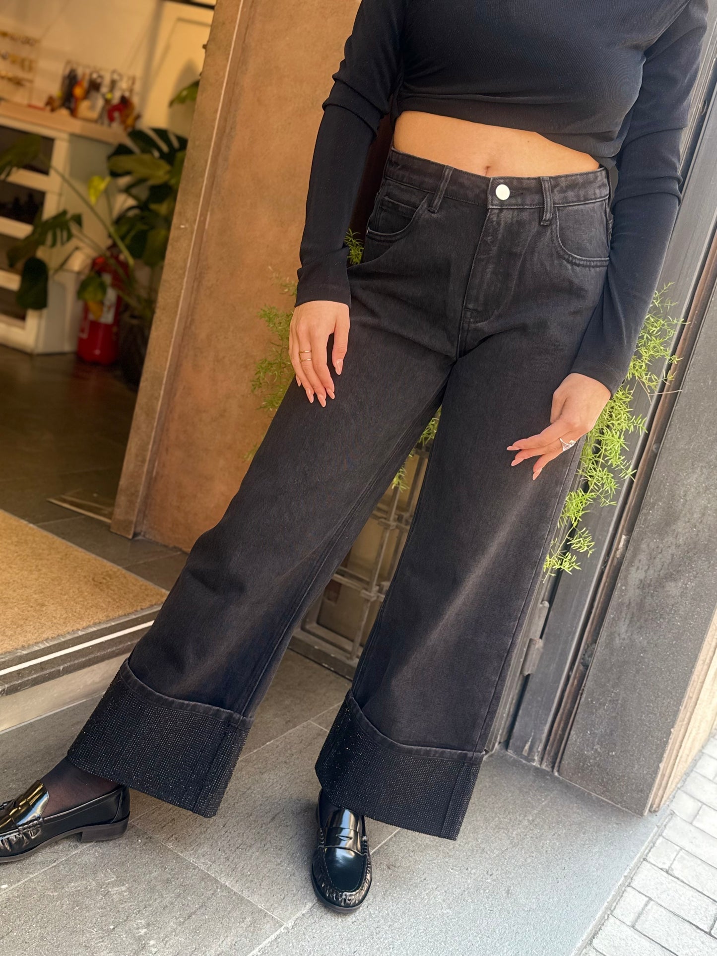 Eleh jeans nero con risvolto strass