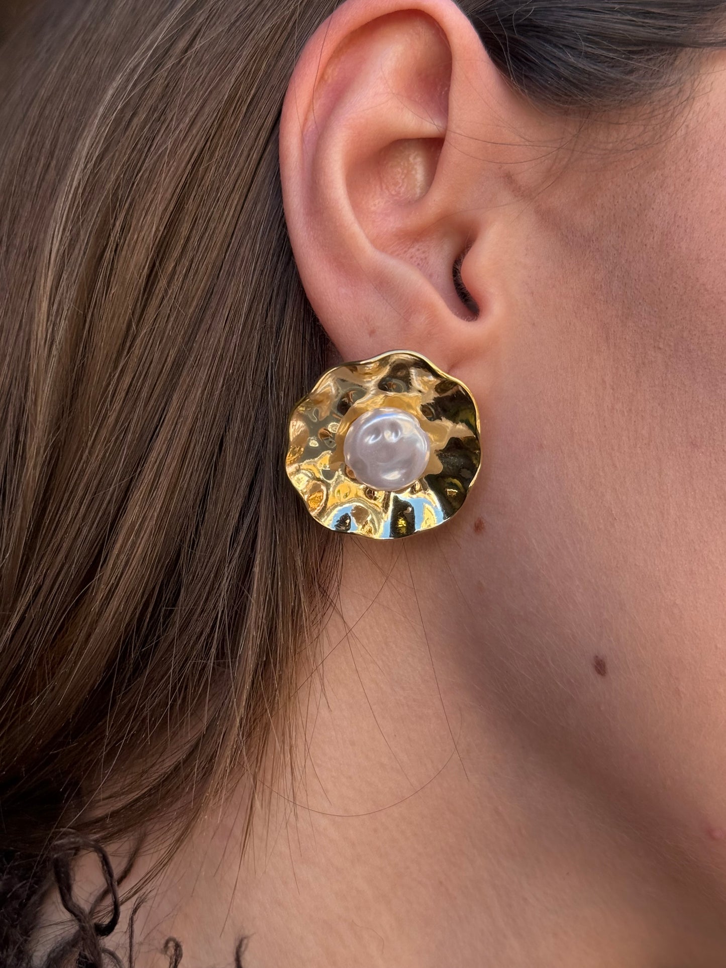 Orecchini martellati ORO con perla