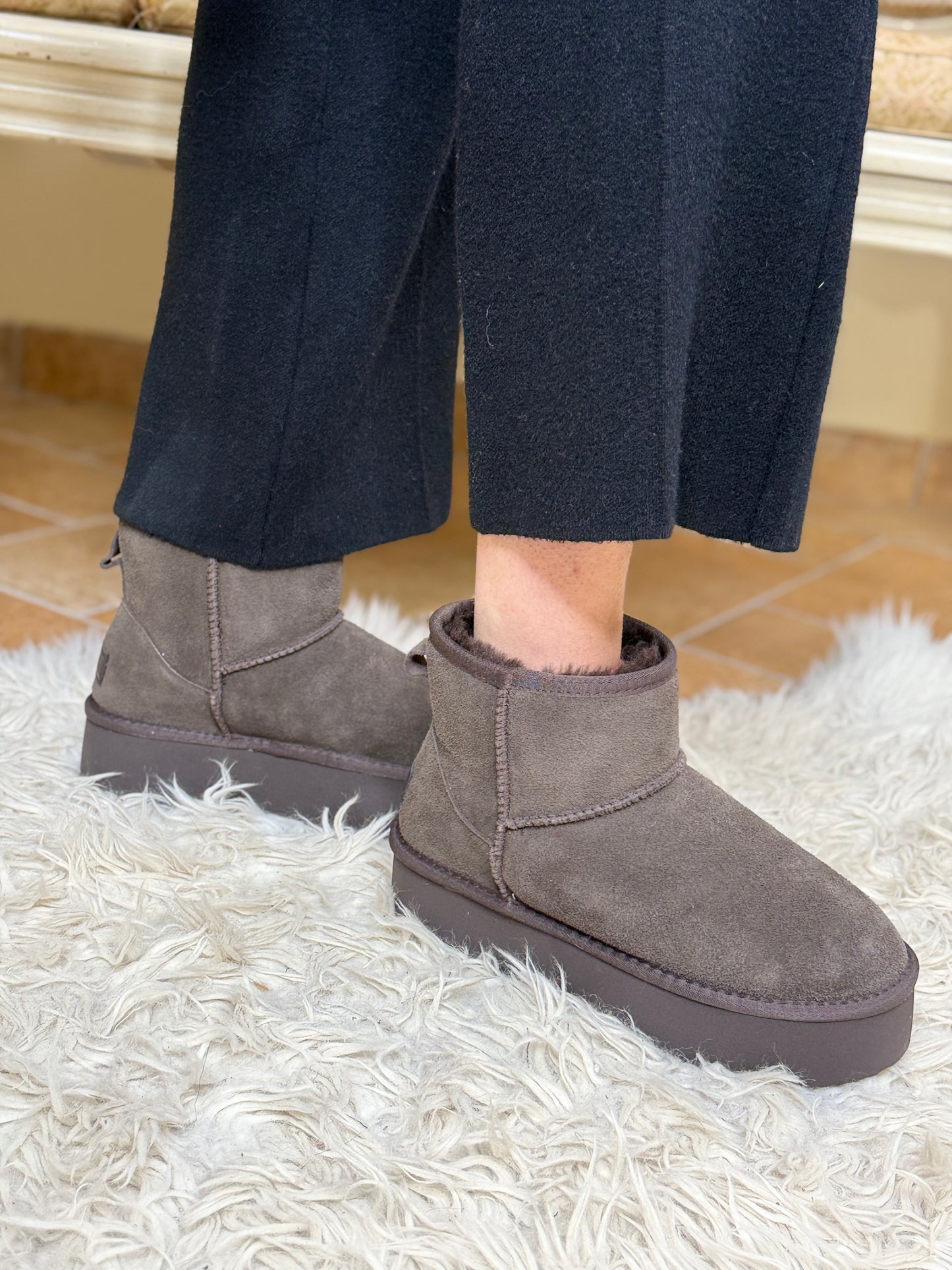 Ovyé stivaletto in camoscio MORO