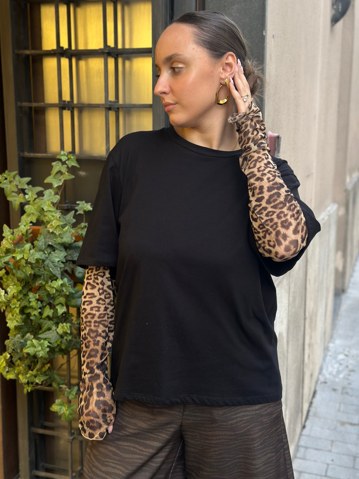 Tensione in T-shirt leopardata NERA