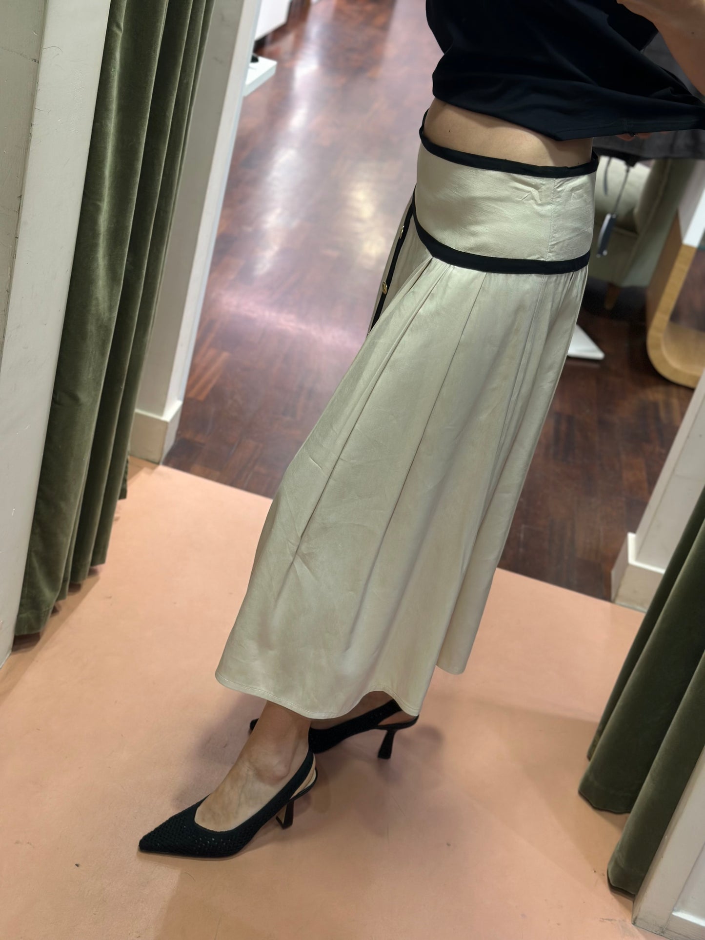 Tensione in Gonna bottoni oro Beige/Nero