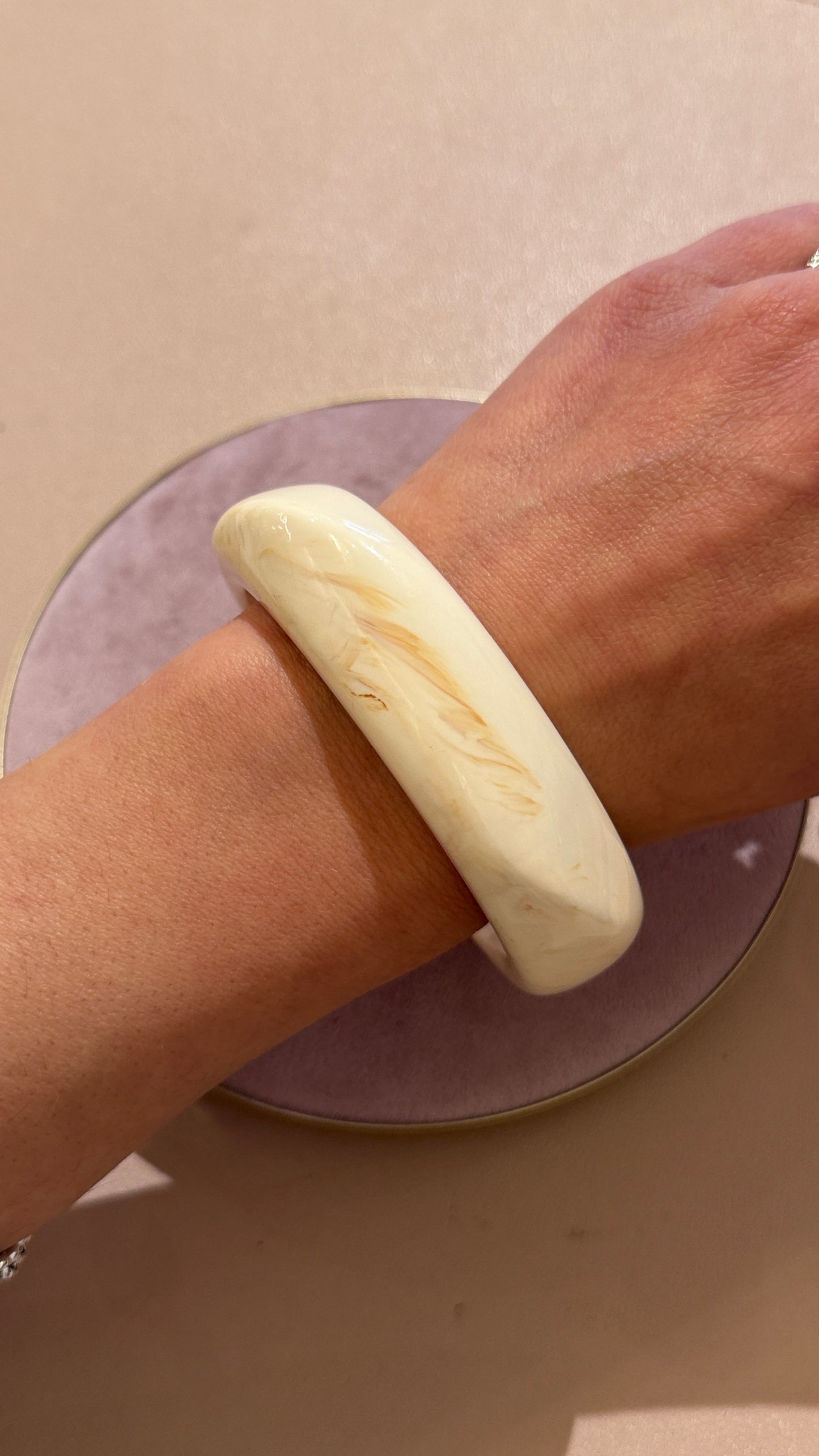 Bracciale rigido in resina avorio asimmetrico