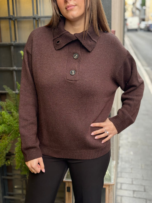 Tensione In maglione collo alto con maxi bottoni MORO