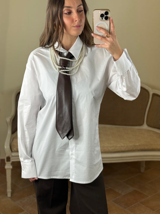 Tensione In Camicia con cravatta CIOCCOLATO e collana perle