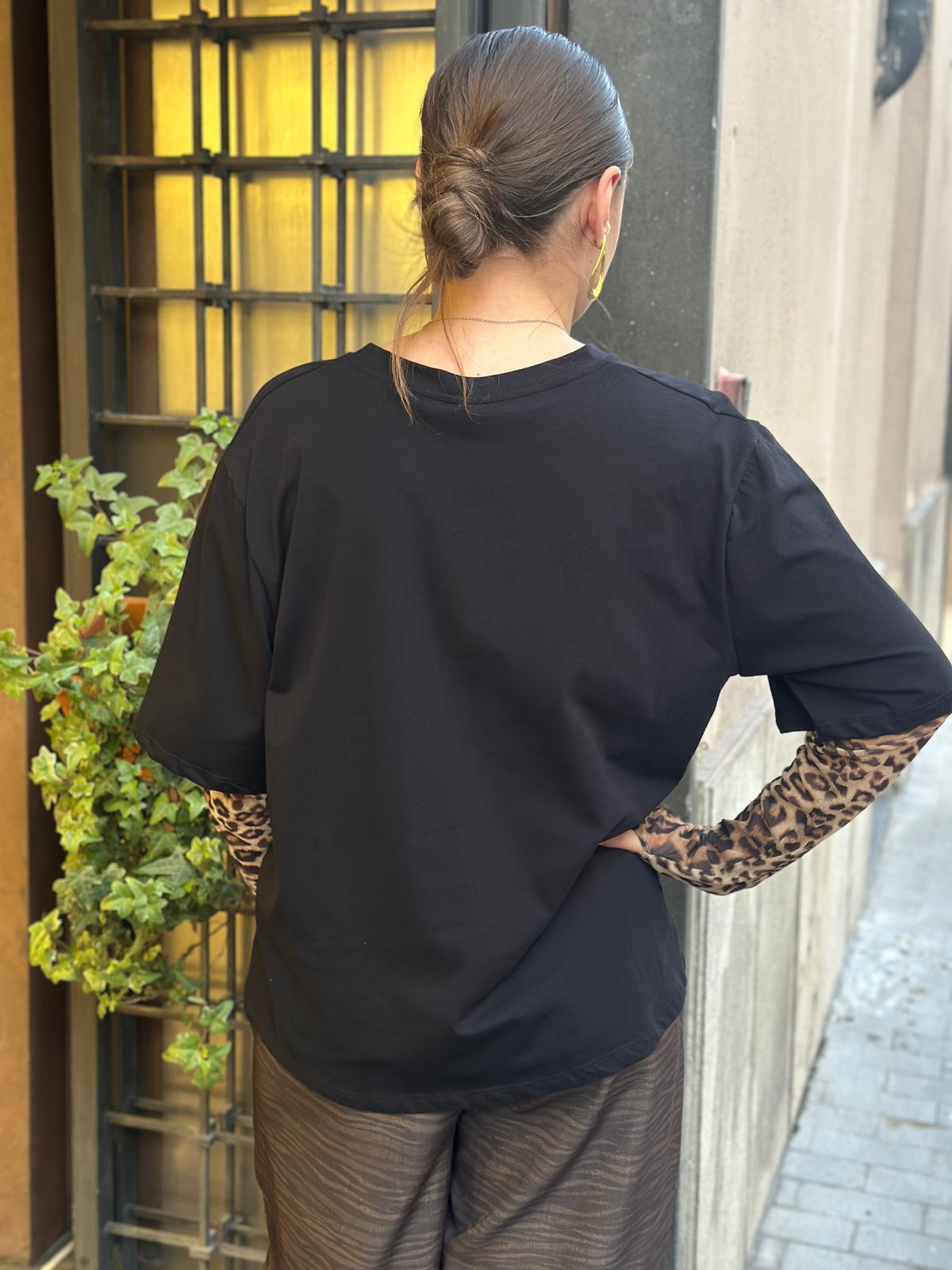 Tensione in T-shirt leopardata NERA