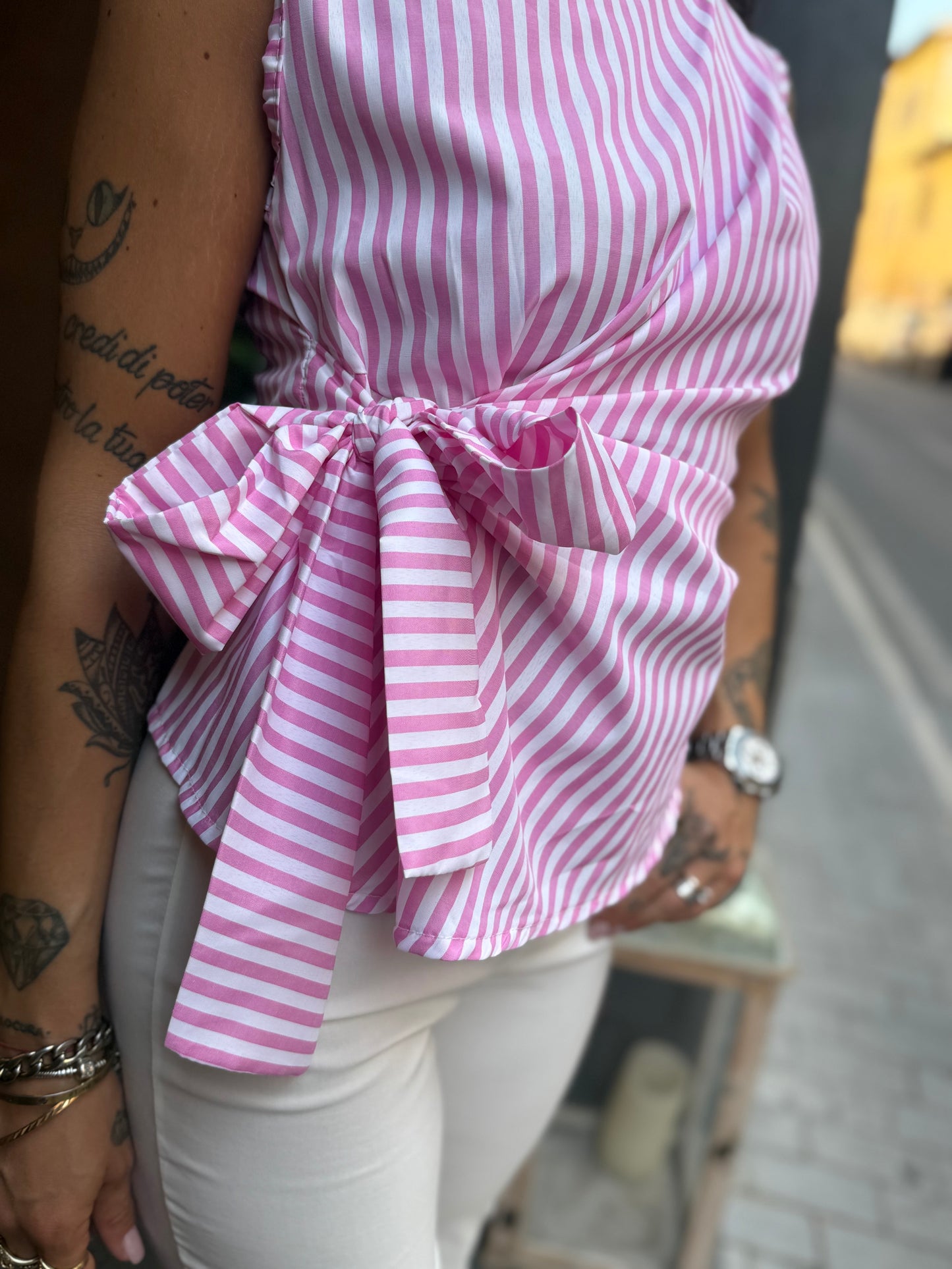 Top bacchettato con fiocco laterale Rosa/bianco