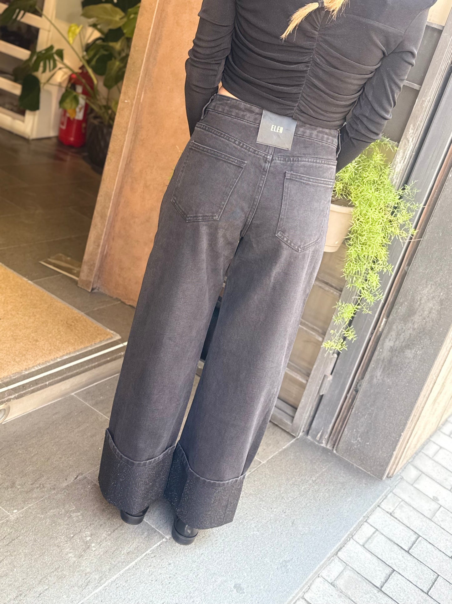 Eleh jeans nero con risvolto strass
