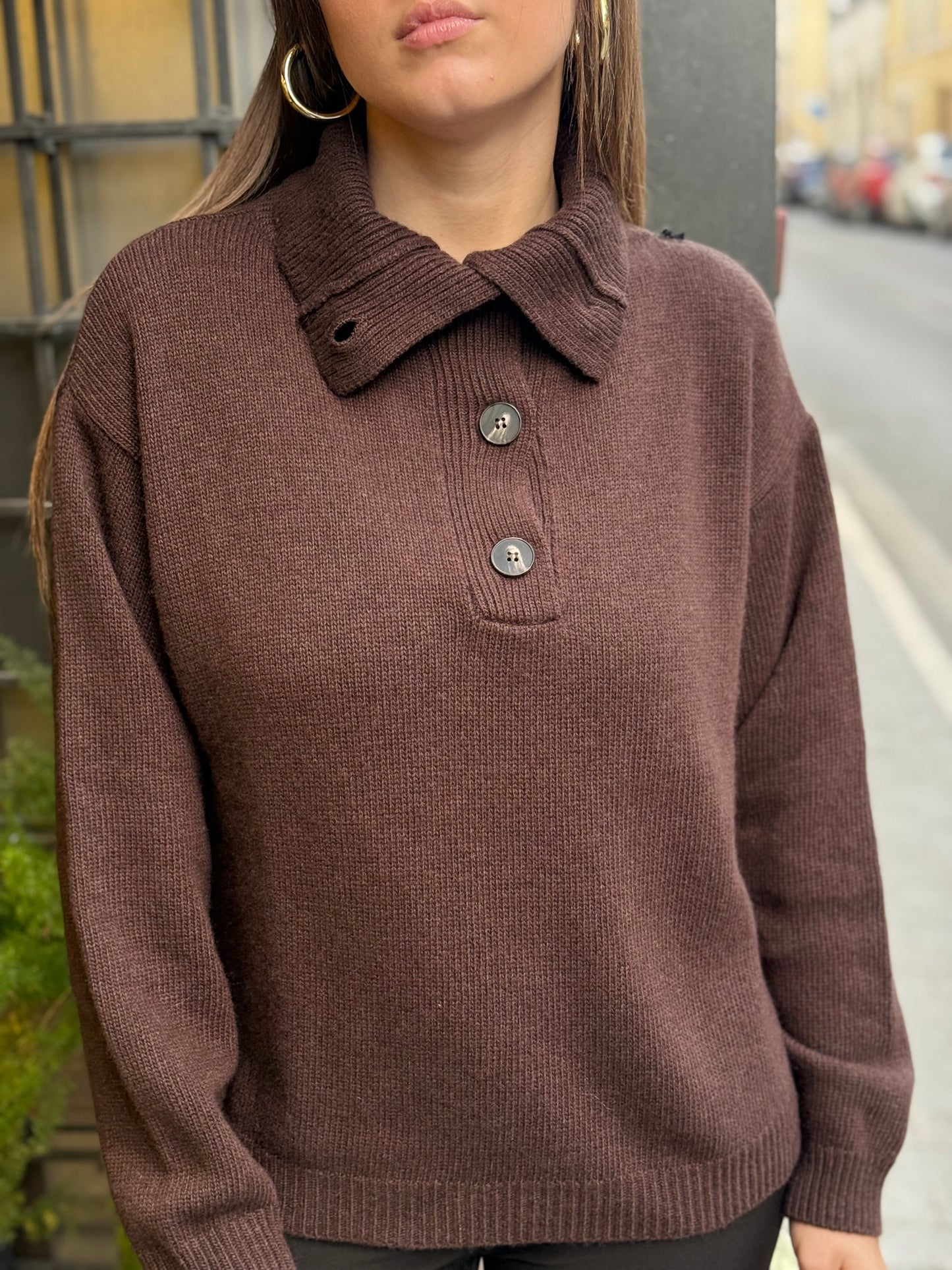 Tensione In maglione collo alto con maxi bottoni MORO