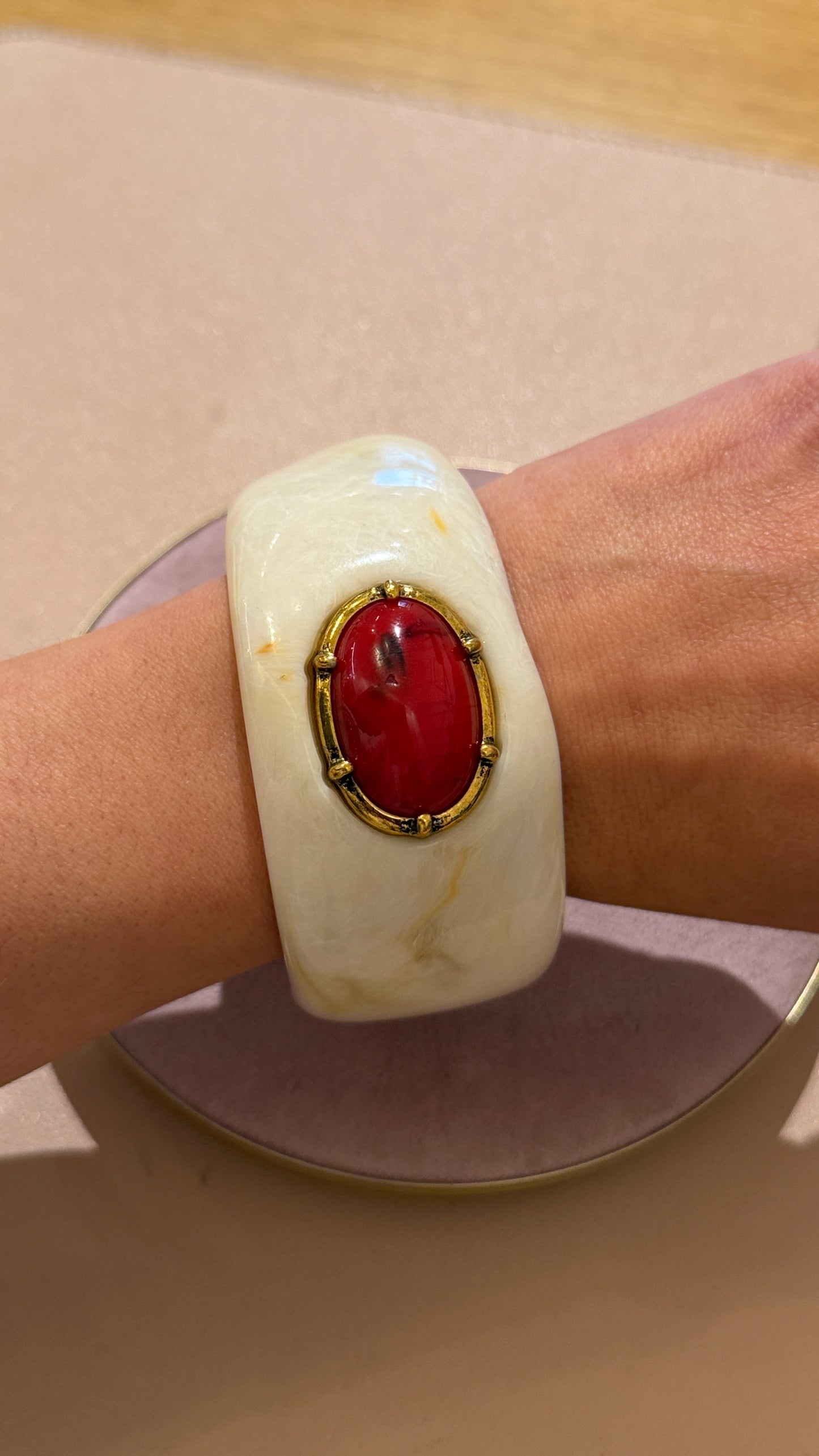 Bracciale rigido avorio con pietra Rossa
