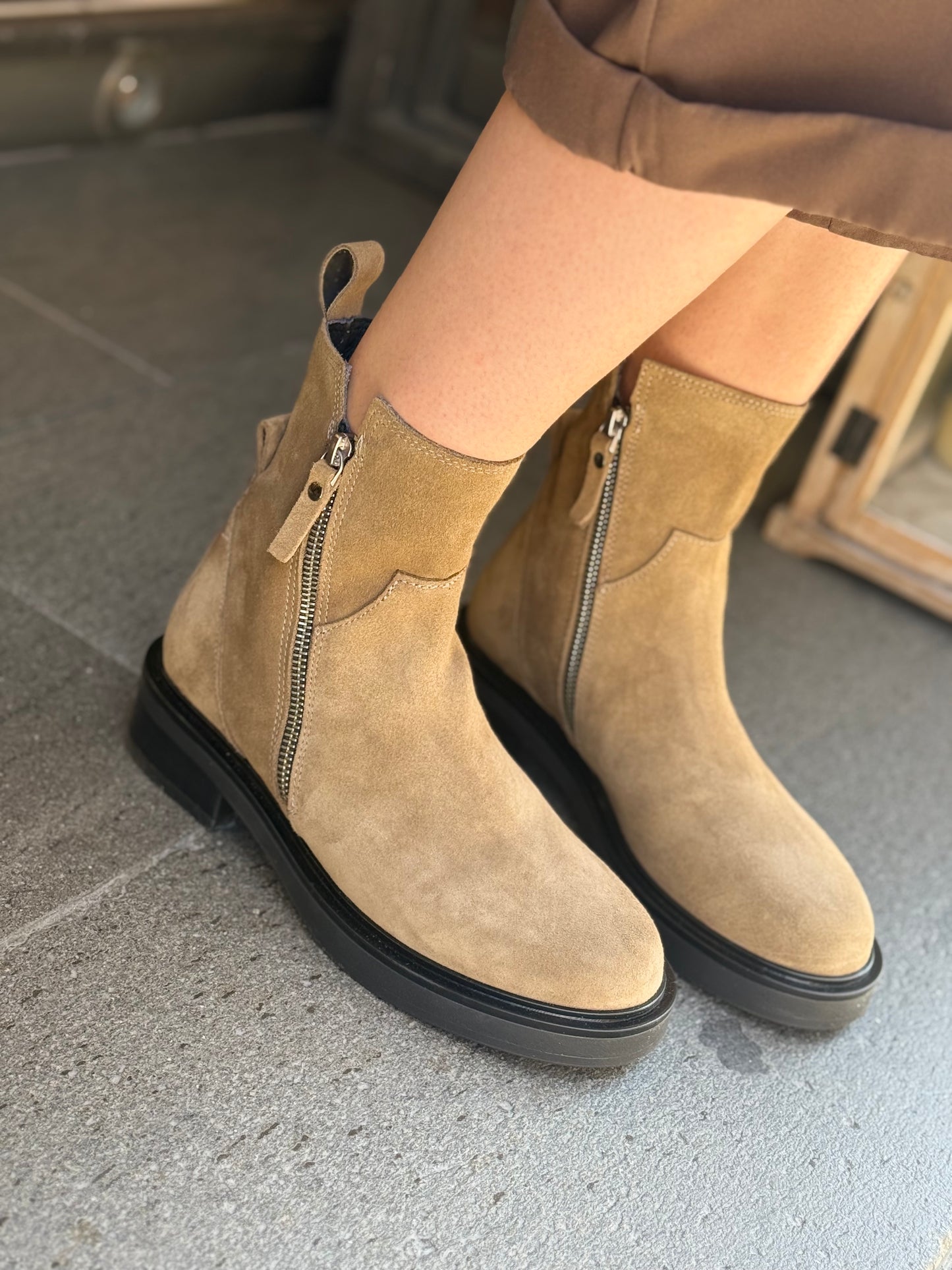 Stivaletto scamosciato doppia zip TAUPEpa