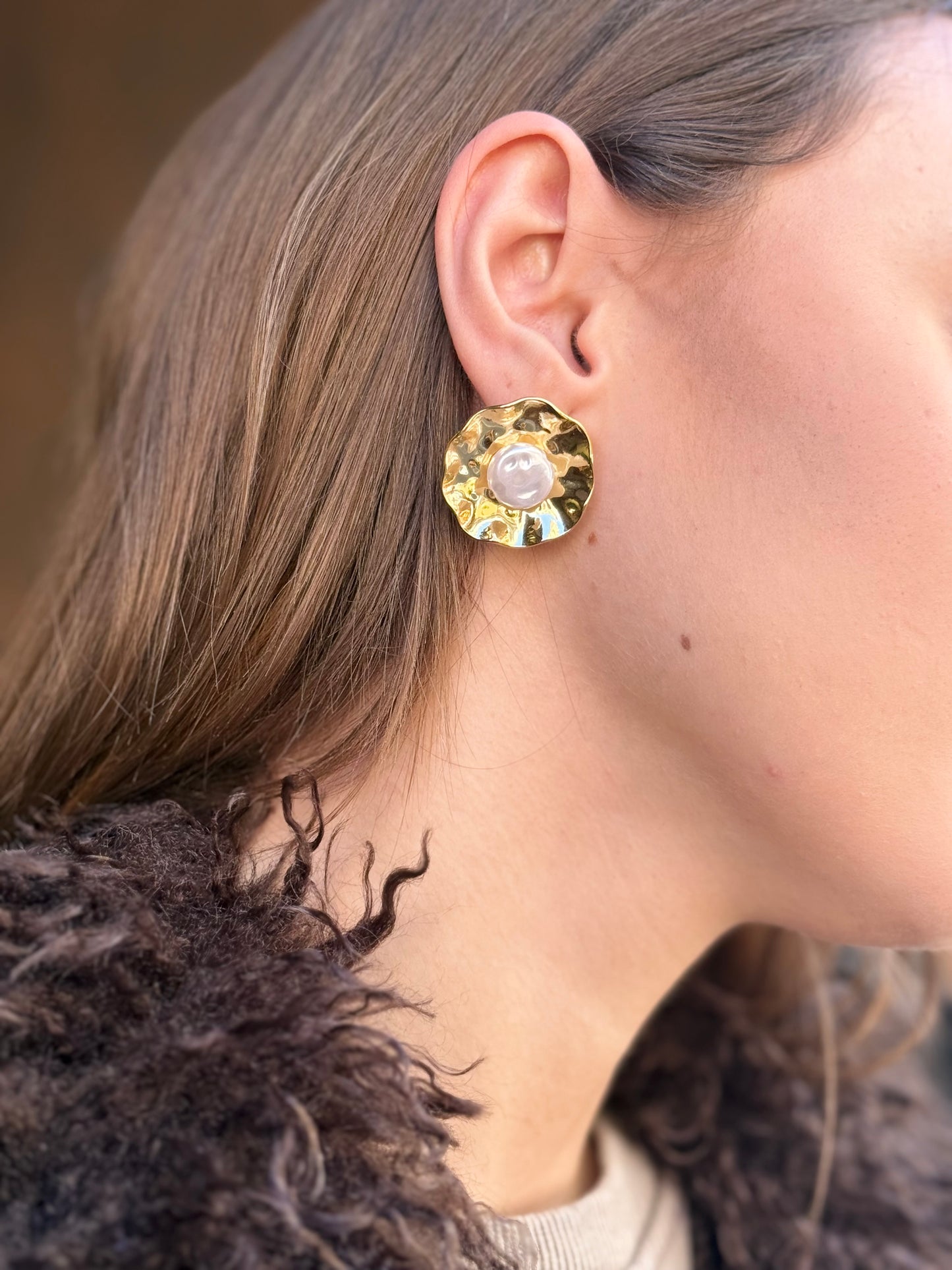 Orecchini martellati ORO con perla