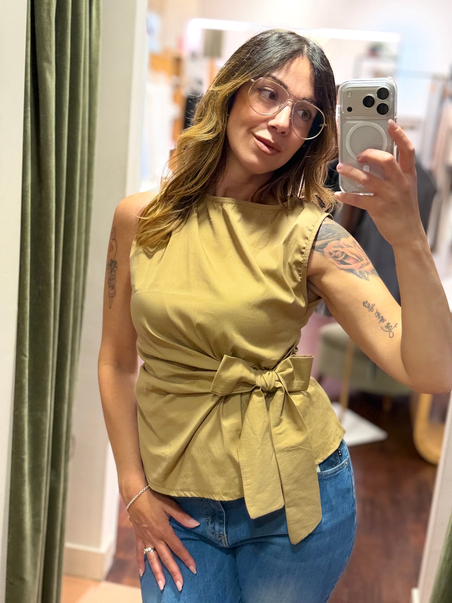 Top con fiocco laterale (disponibile in più colori)