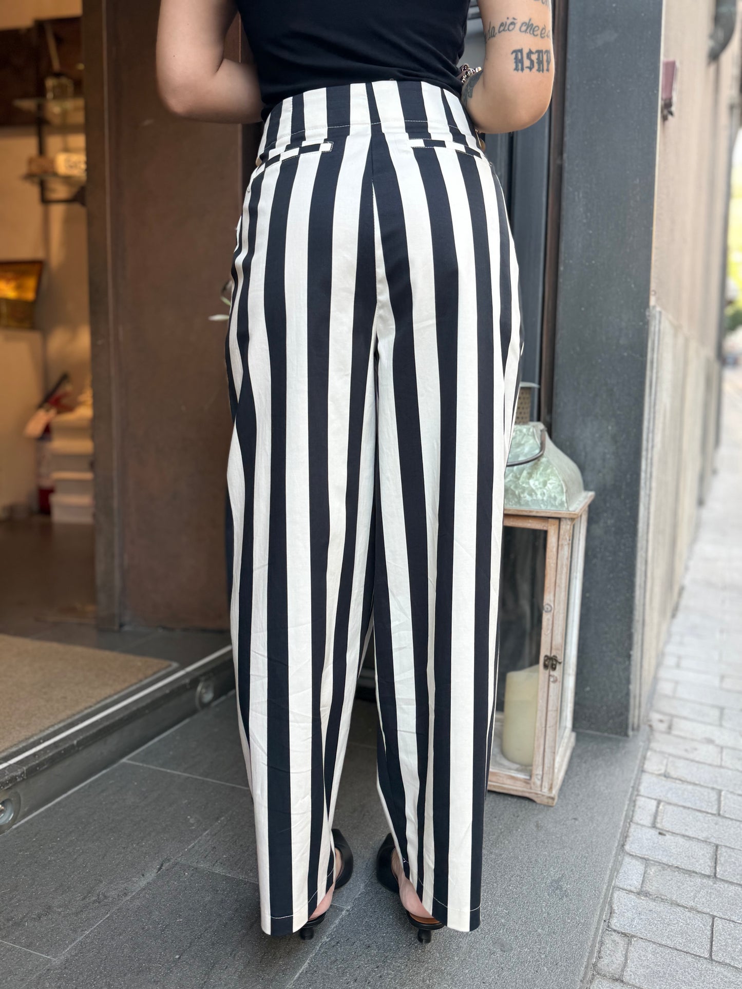 Tensione in pantalone a righe burro/nero