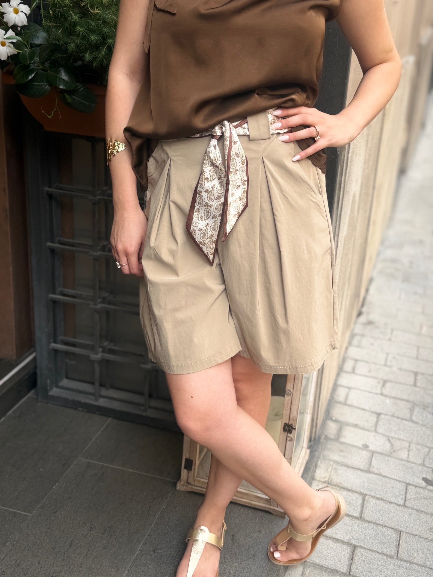Bermuda con Foulard Bianco e Fango