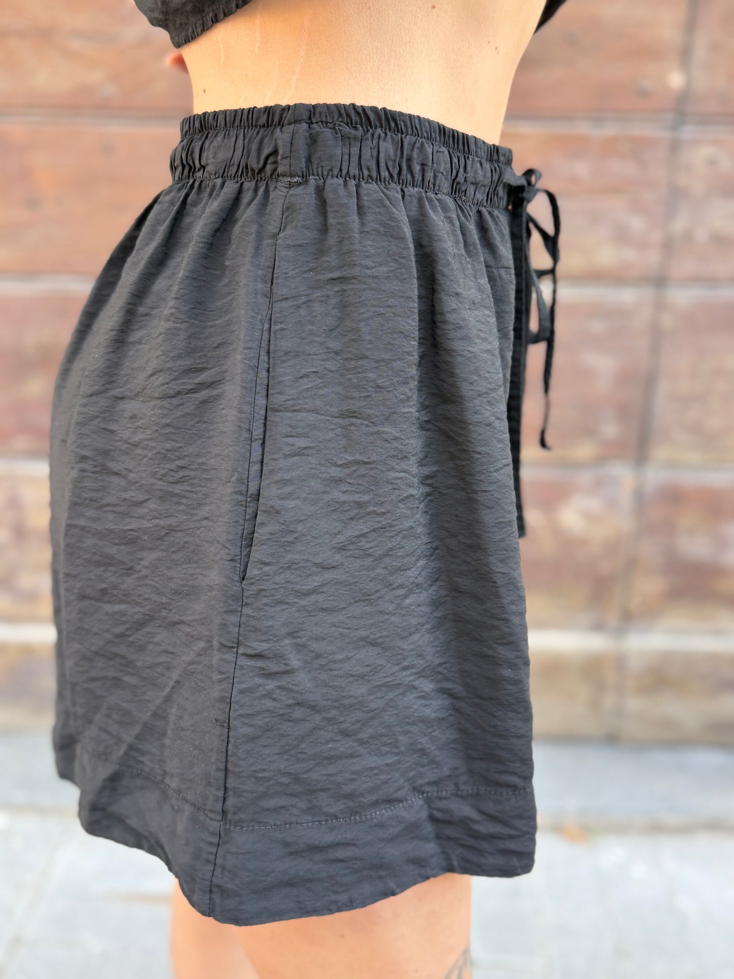 Tensione in shorts CRINKLE CHOCO -NERO E BURRO