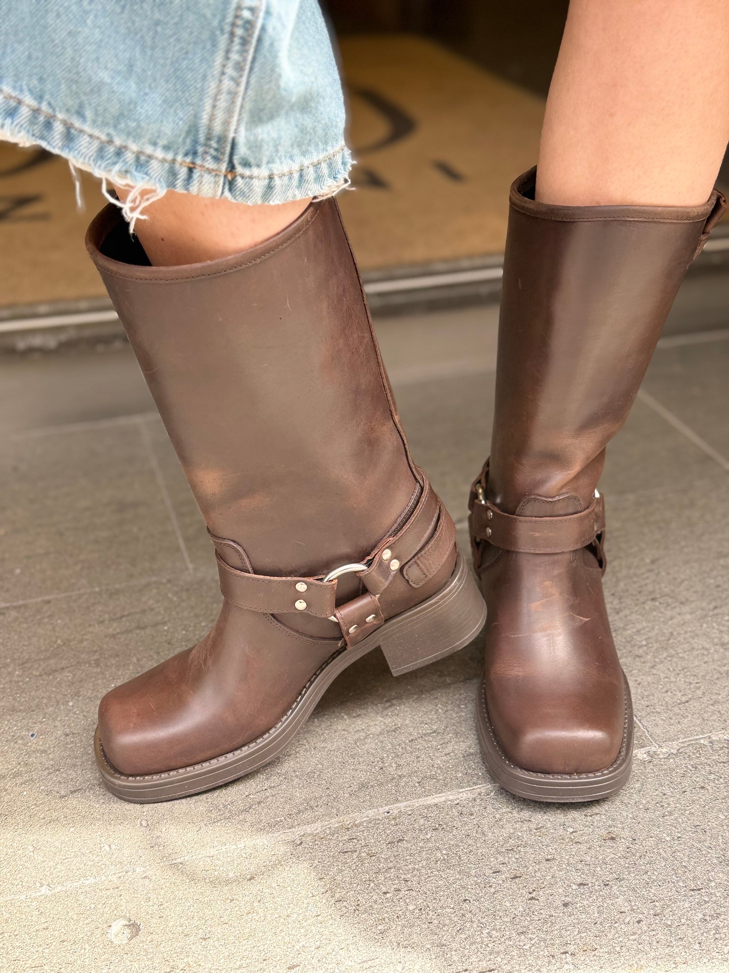 Ovyè Biker In Pelle Ingrassata con fibbie