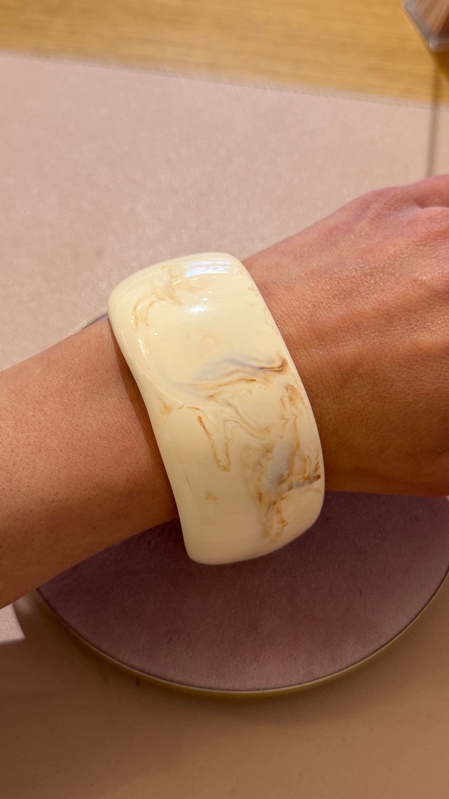 Bracciale rigido in resina avorio