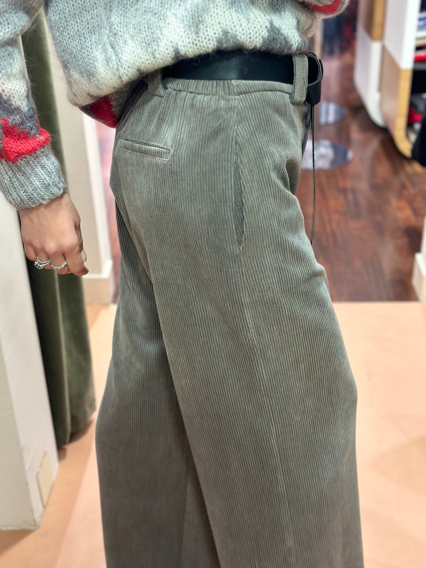 Tensione in- Pantalone a palazzo in velluto con cinta