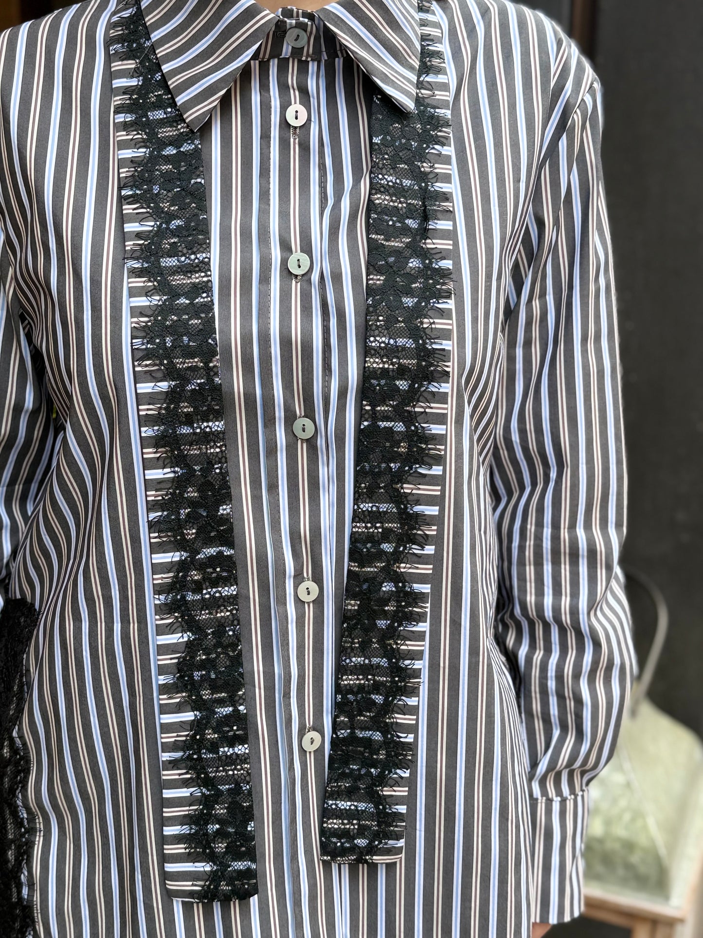 Camicia a righe con pizzo