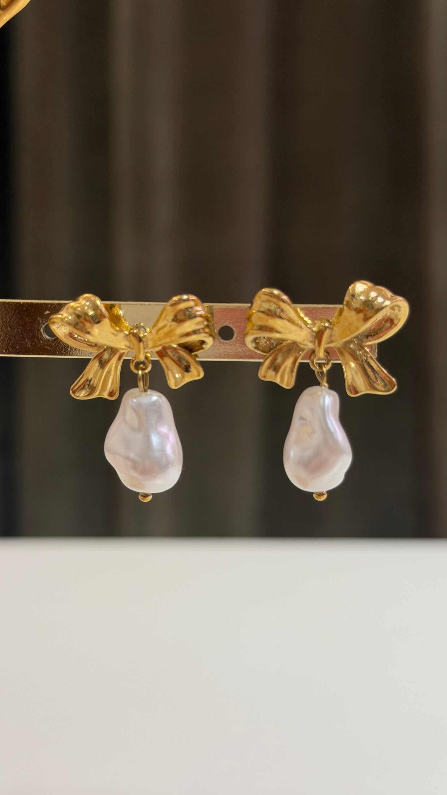 Orecchini fiocchi con perla pendente Oro