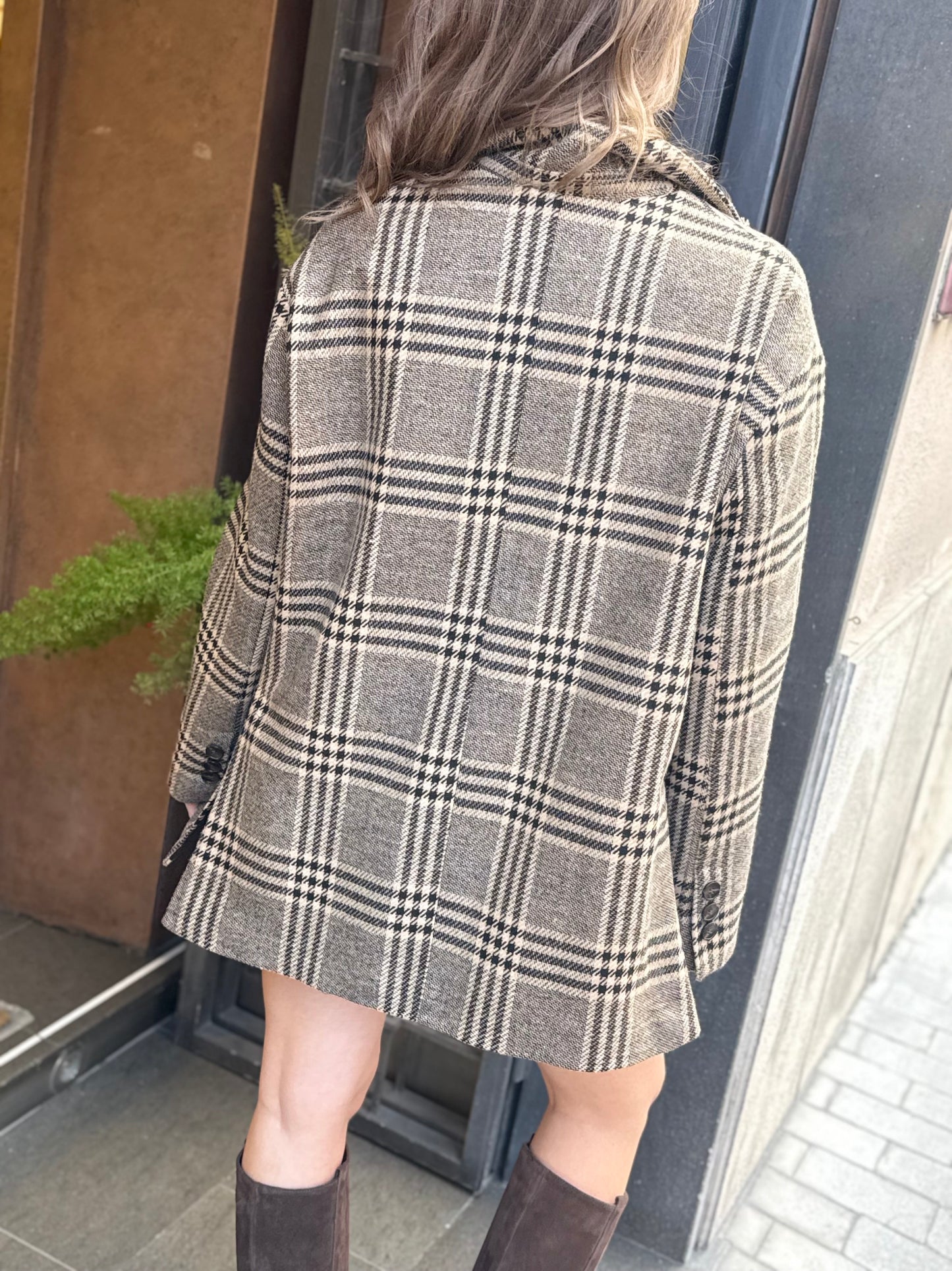 Tensione in Giacca Pied de poule con spilla