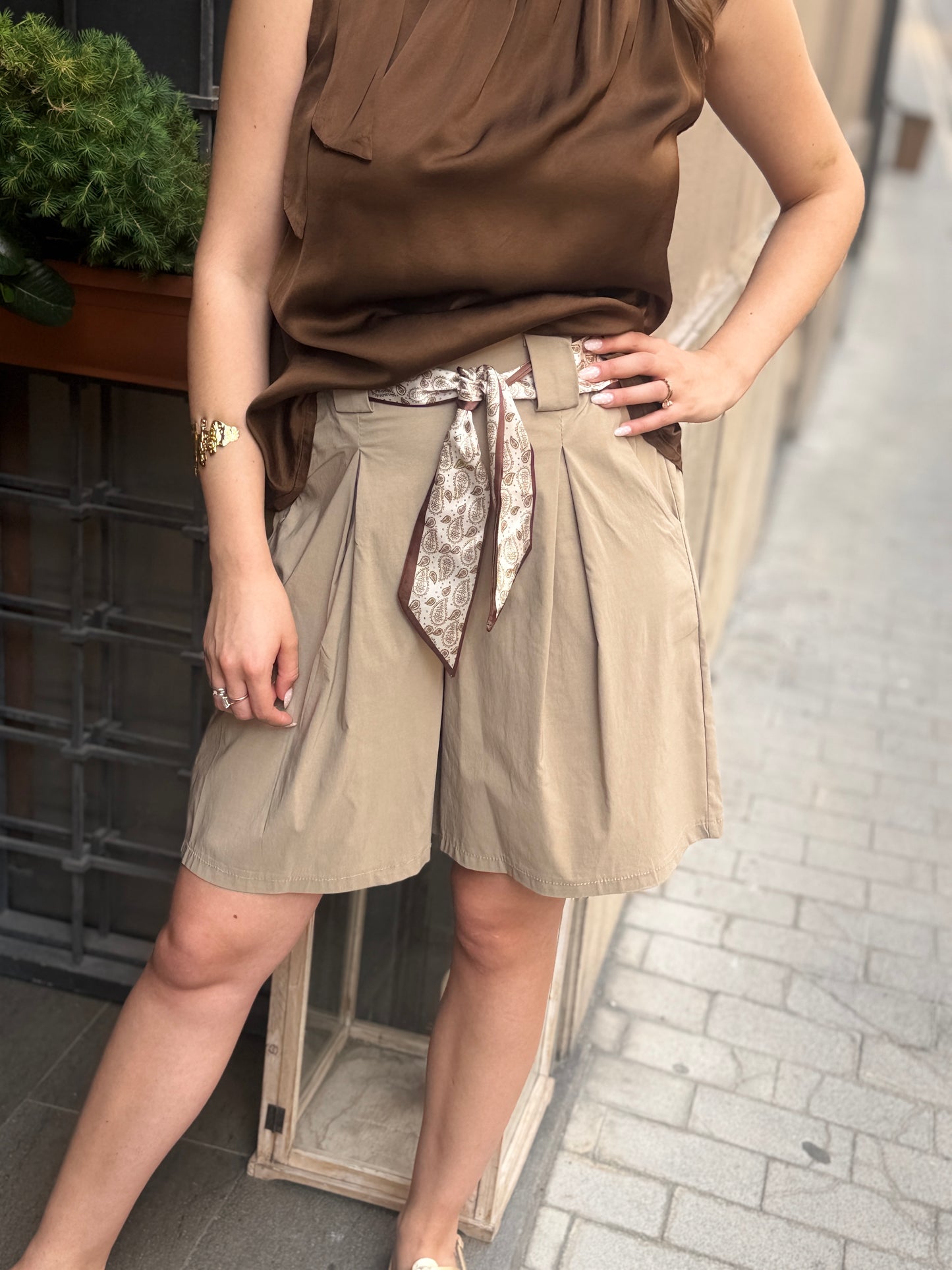 Bermuda con Foulard Bianco e Fango