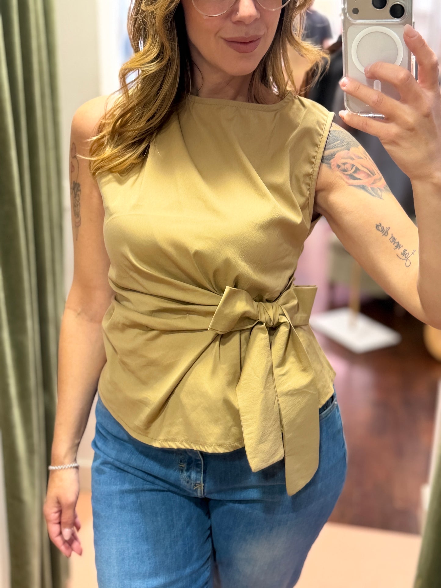Top con fiocco laterale (disponibile in più colori)