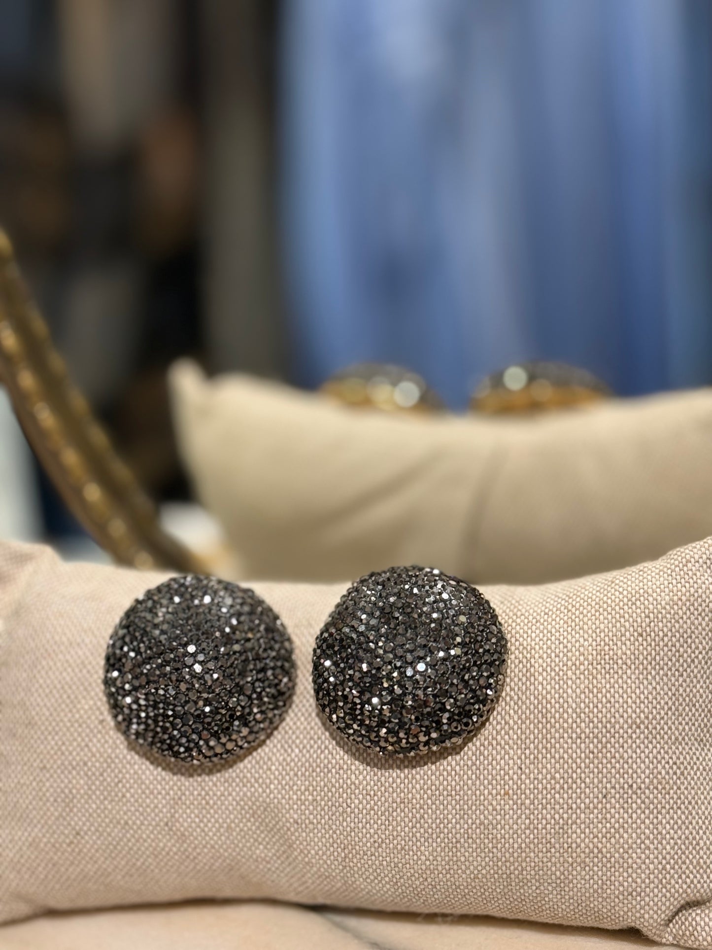 Orecchini bombati ORO con strass neri