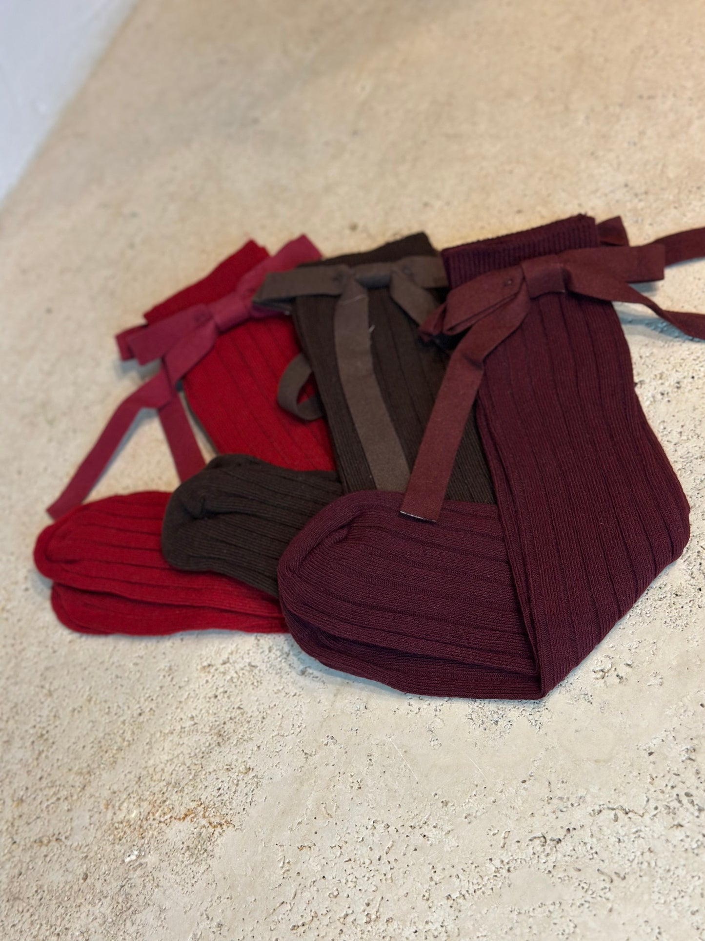 Calzino a coste con fiocco