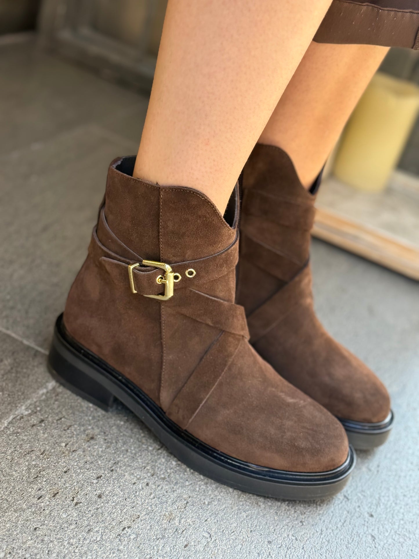 Stivaletto in camoscio con cinturino e fibbia MORO