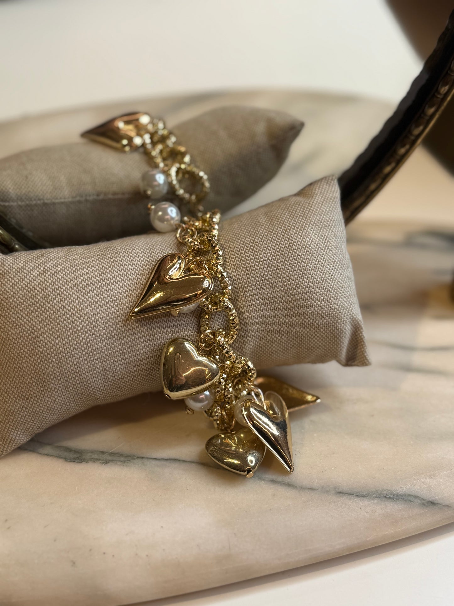 Bracciale zigrinato ORO con ciondoli e perle