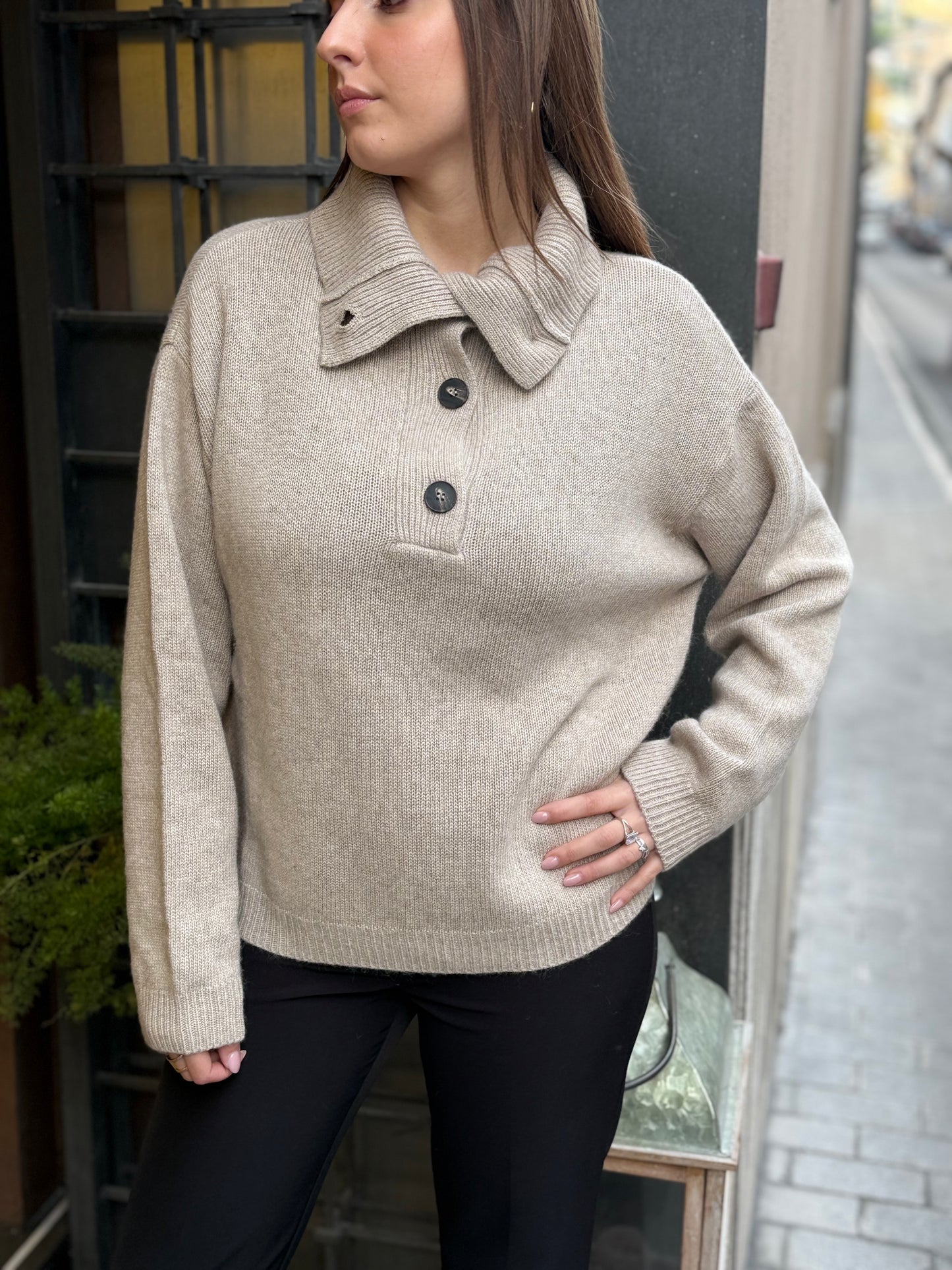 Tensione In maglione collo alto con maxi bottoni CACHA