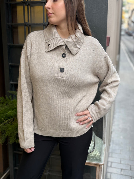 Tensione In maglione collo alto con maxi bottoni CACHA