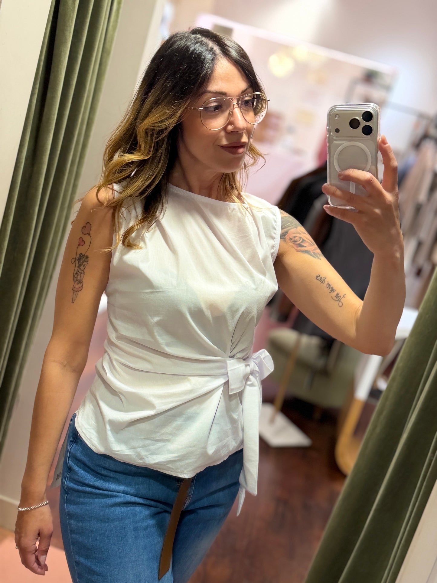 Top con fiocco laterale (disponibile in più colori)
