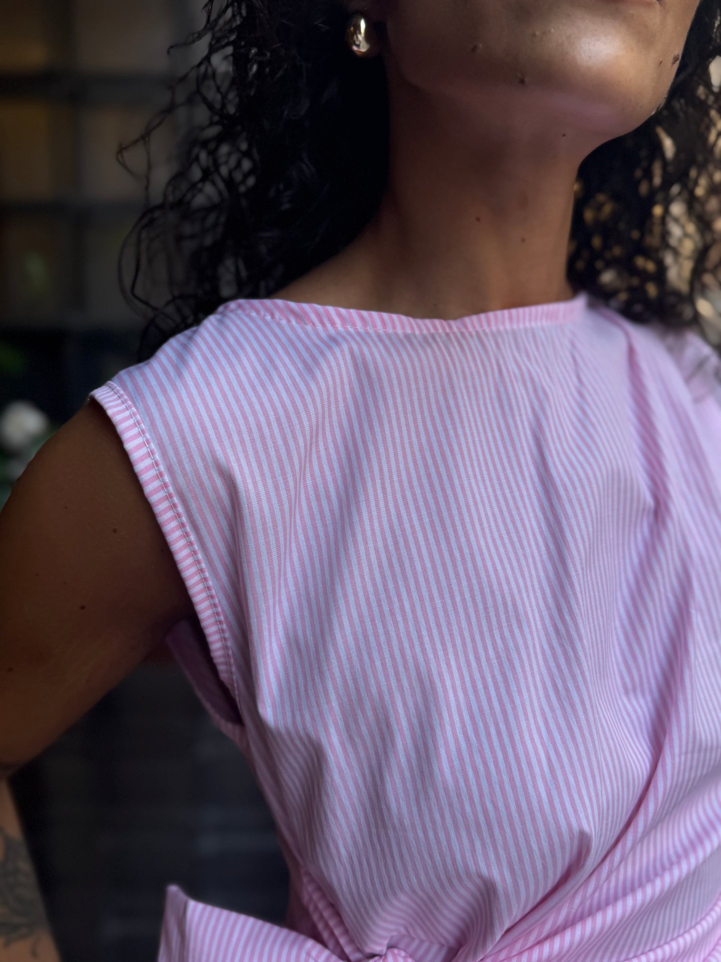 Top fiocco laterale microriga rosa/bianco