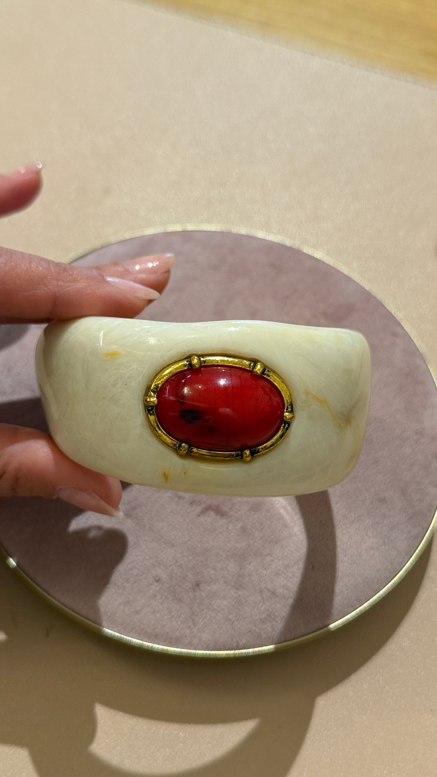 Bracciale rigido avorio con pietra Rossa