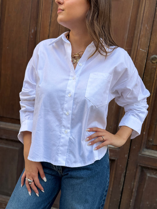 Tensione in Camicia Bianca e Cielo
