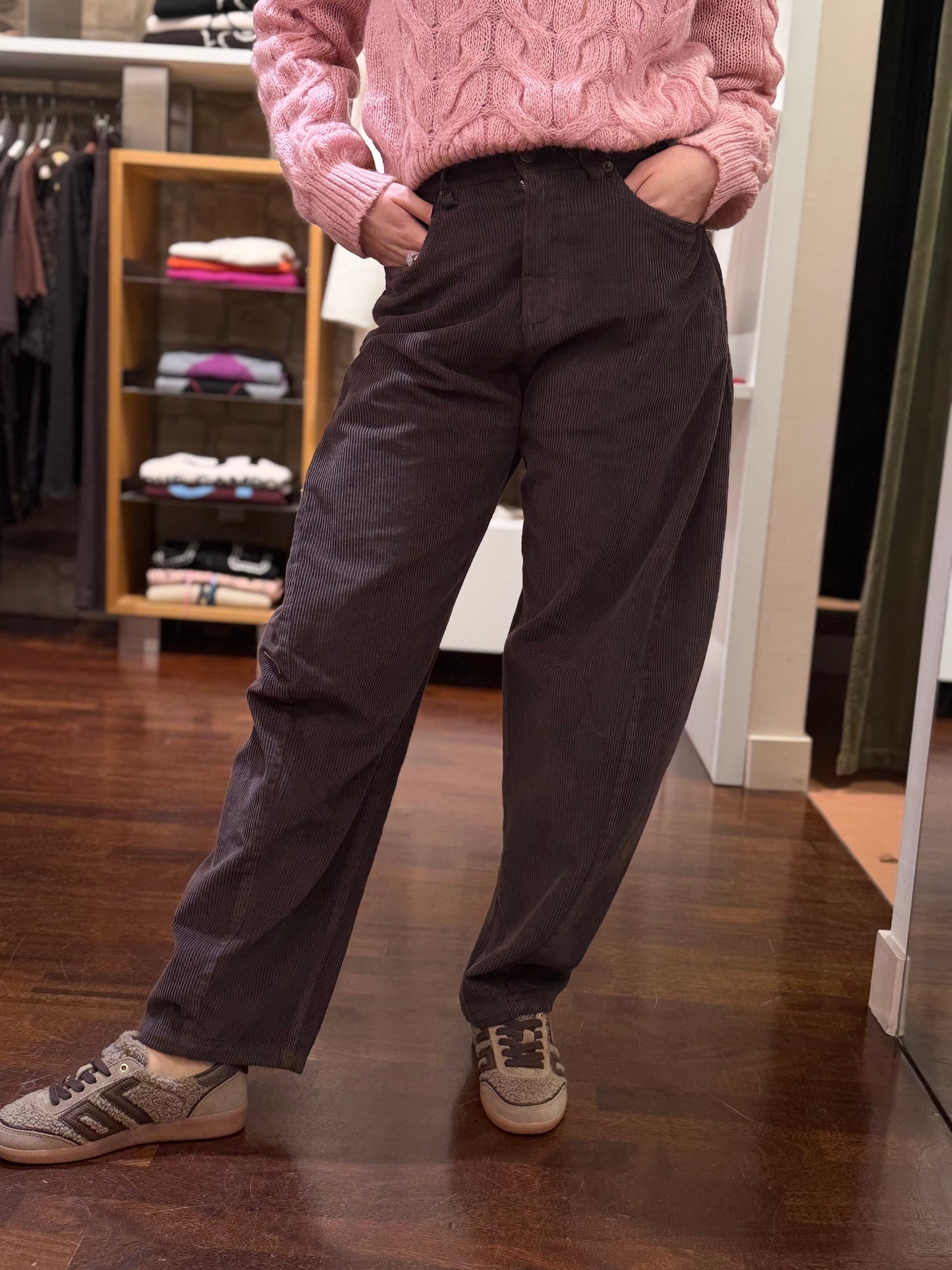 Tensione In Pantalone barrel velluto coste CIOCCOLATO