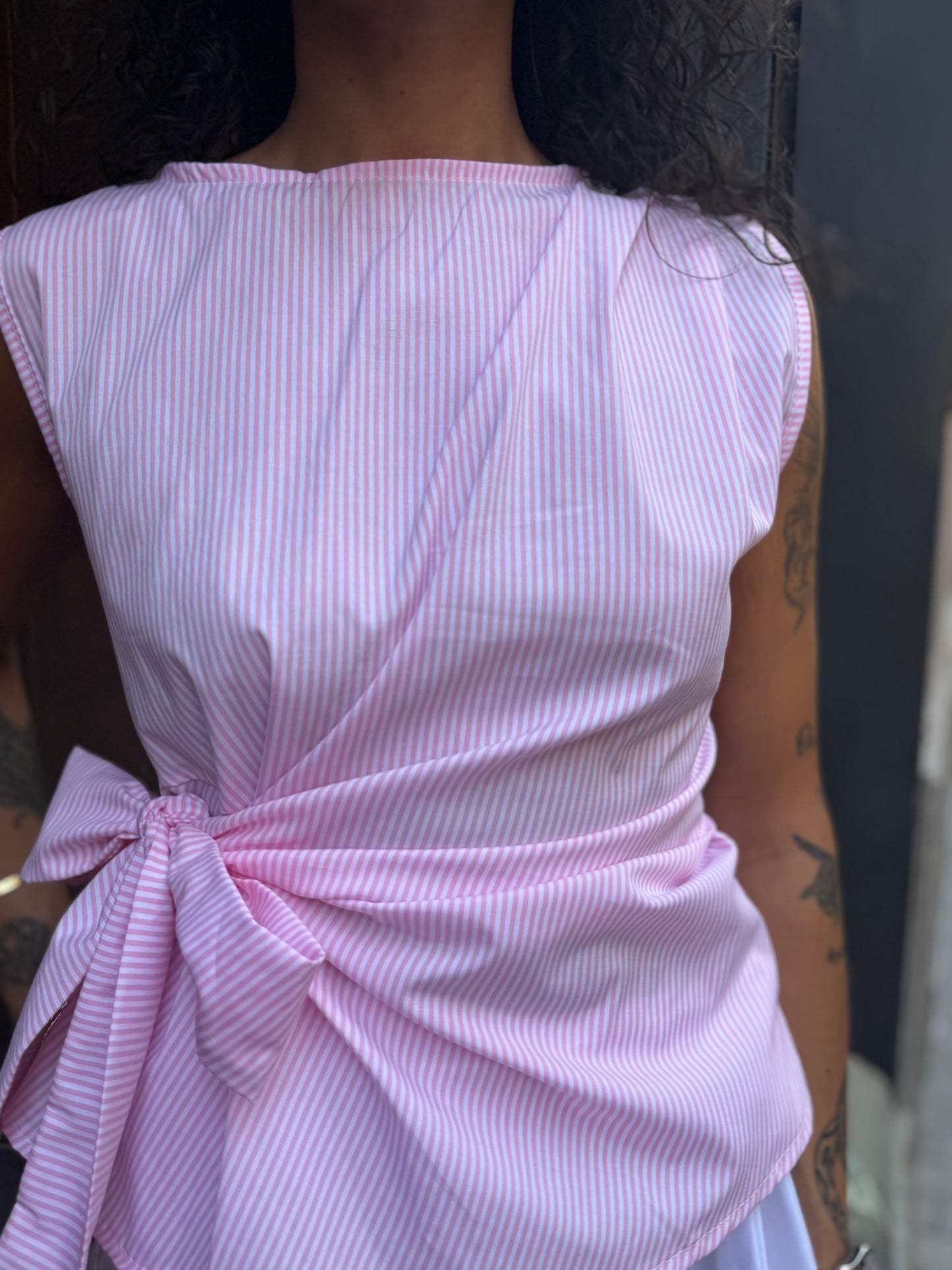 Top fiocco laterale microriga rosa/bianco